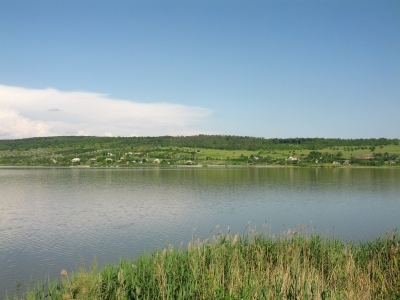 MD, District Leova, Satul Sarata Noua, Lacul de la Sarata Noua, vedere spre satul Bulgărica