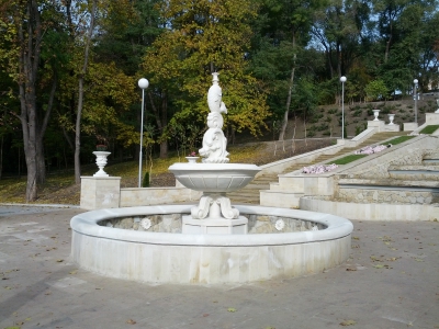 MD, Orasul Chişinău, Scarile renovate de la Valea Morilor, Havuz