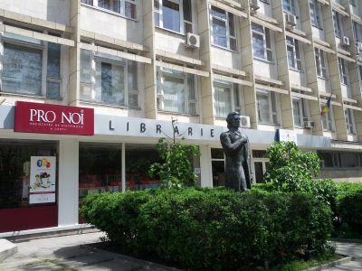 MD, Orasul Chişinău, Libraria ProNoi si Monumentul lui Eminescu