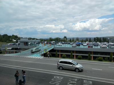 MD, Orasul Chisinau, Aeroport, intrarea în parcare