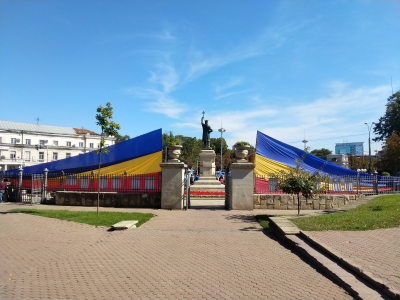 MD, Orasul Chişinău, Tricolor la Întrarea în parcul central Ștefan cel Mare