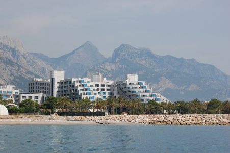 TR, Hotel pe litoralul Marii Mediterane