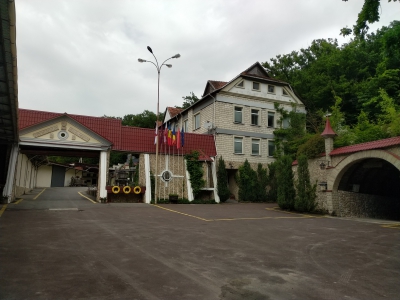 MD, District Orhei, Satul Branesti, La intrare in Vinăria Brănești