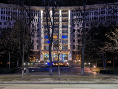 MD, Orasul Chişinău, Parlamentul decorat de Crăciun 