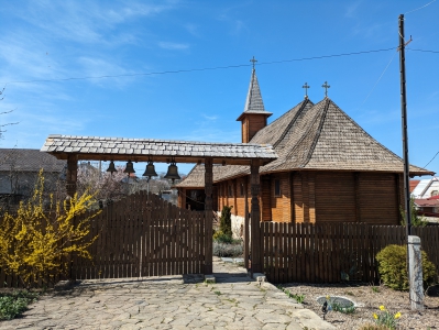 MD, Municipiul Chişinău, Orasul Cricova, Biserica de lemn, Clopote la intrare