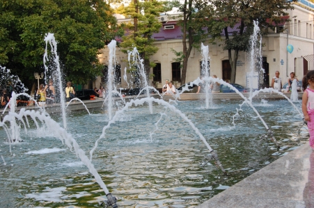 MD, Orasul Chisinau, Havuz în fața Palatului de Opera și Balet