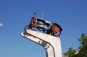 MD, Orasul Comrat, Monument Tractor Universal-2, instaurat in 1963