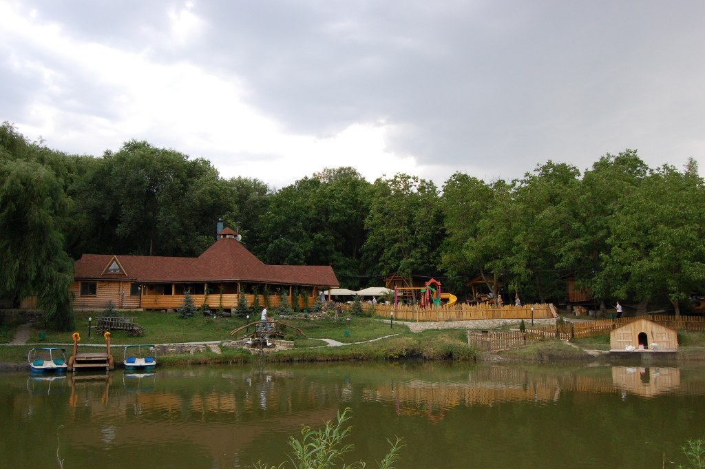 MD, Municipality Chisinau, Satul Colonita, Poiana Bradului - Lacul, Restaurant pe malul lacului