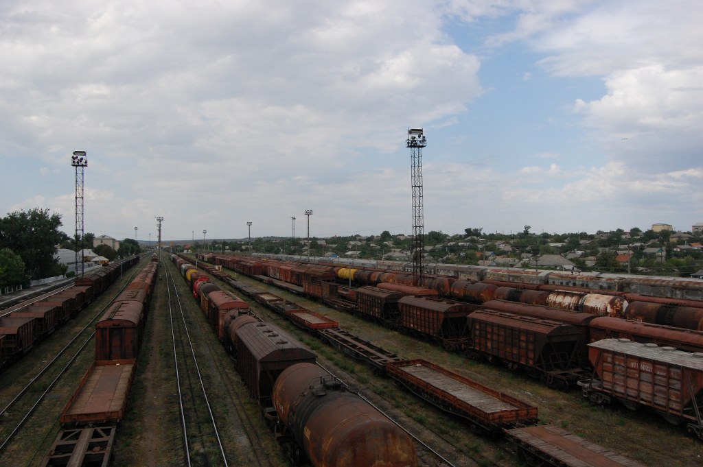 MD, Orasul Basarabeasca, Gara, vagoane in gara, trenuri in gara, vedere de pe pod
