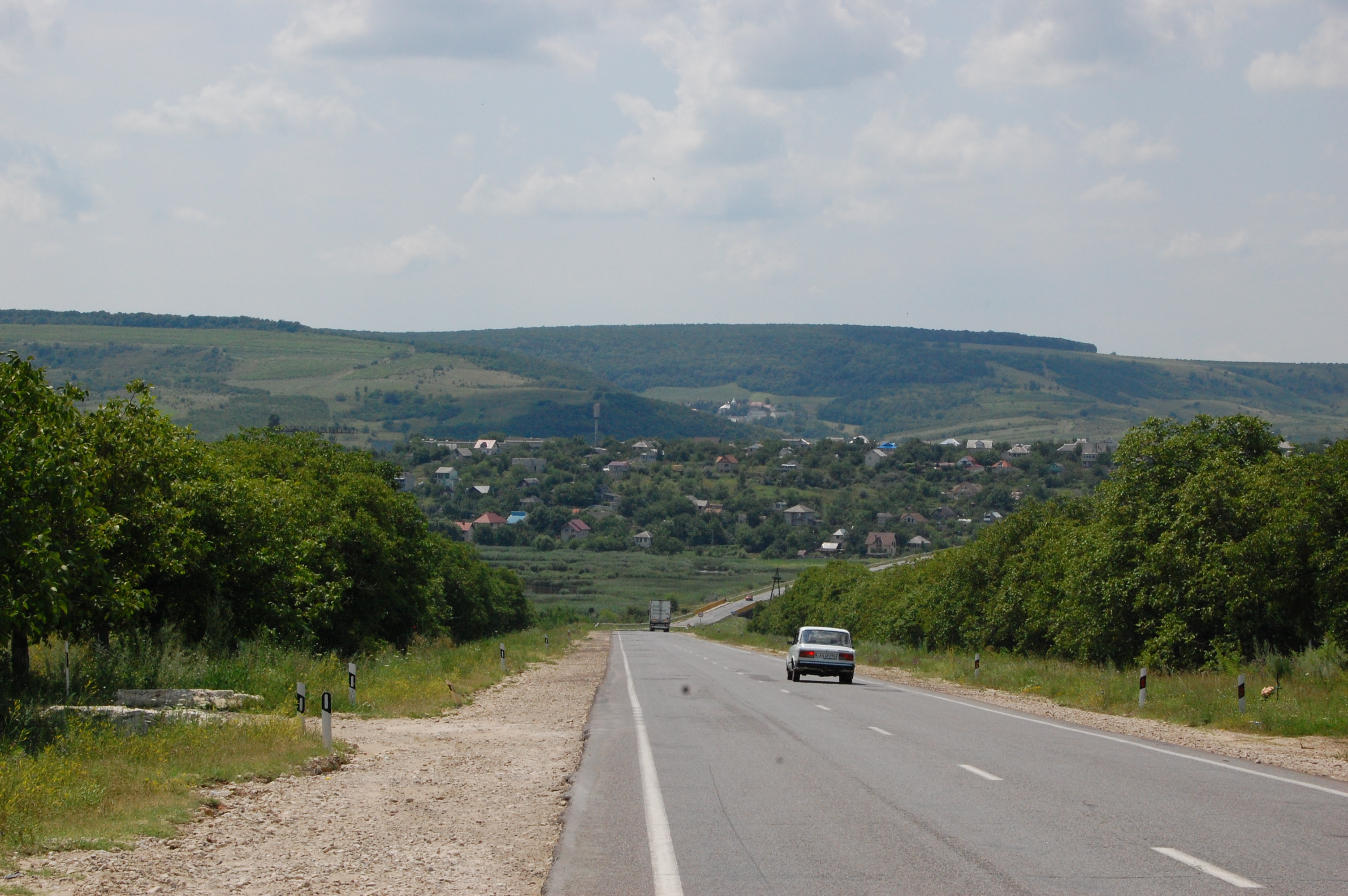 MD, District Ialoveni, Satul Suruceni, Drumul M1 Chisinau - Leuseni, vedere spre satul Suruceni