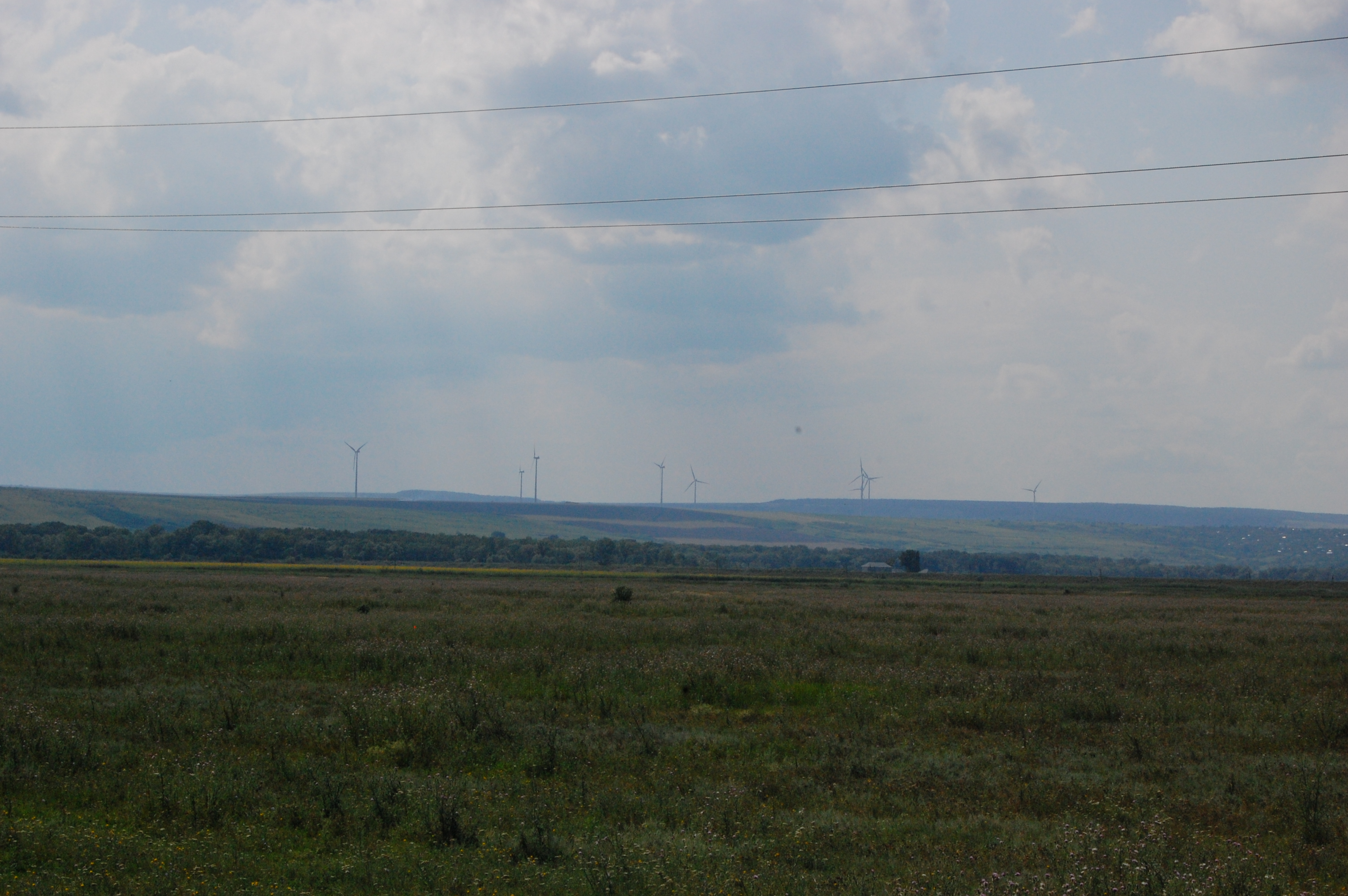 MD, District Hincesti, Satul Leuseni, Turbini eoliene, Ferma eoliana in Romania, vedere de pe M1 Chisinau-Leuseni