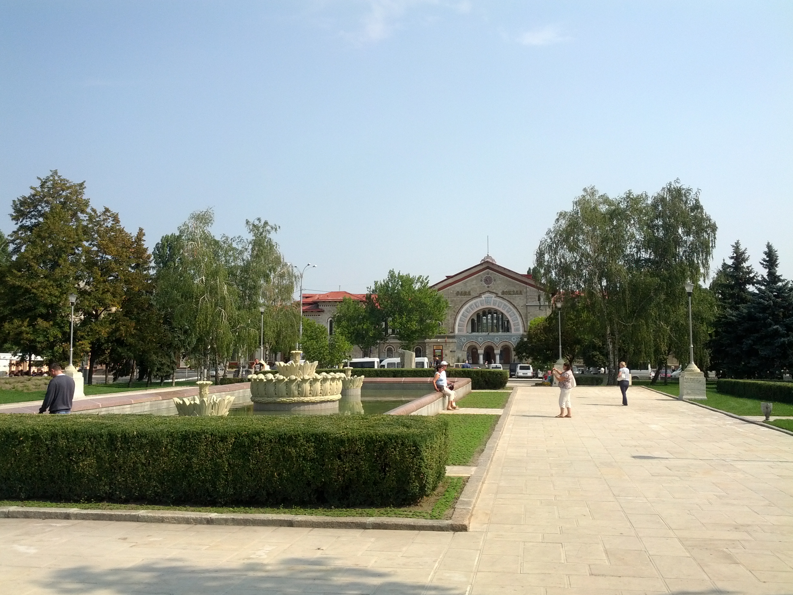 MD, Orasul Chisinau, Gara Feroviara, Parcul din fata garii dupa renovare