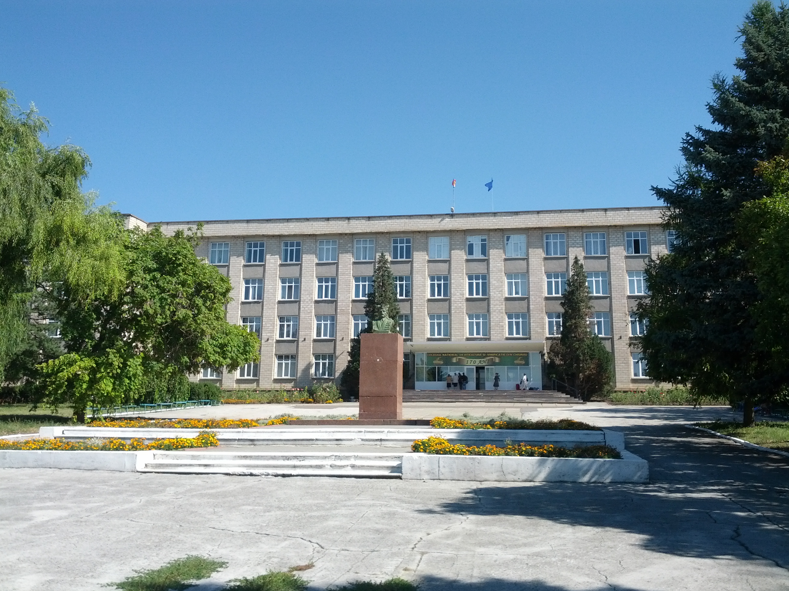 MD, Municipality Chisinau, Satul Stauceni, Colegiul National de Viticultura si Vinificatie, Monumentul lui Stefan cel Mare
