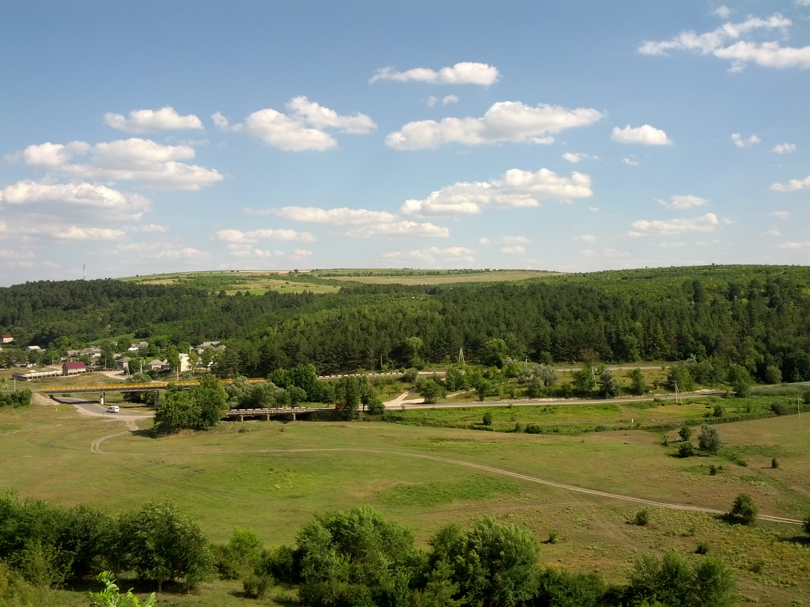 MD, Район Criuleni, Satul Ciopleni, Vedere de pe deal spre intersectia drumurilor M21 si R4