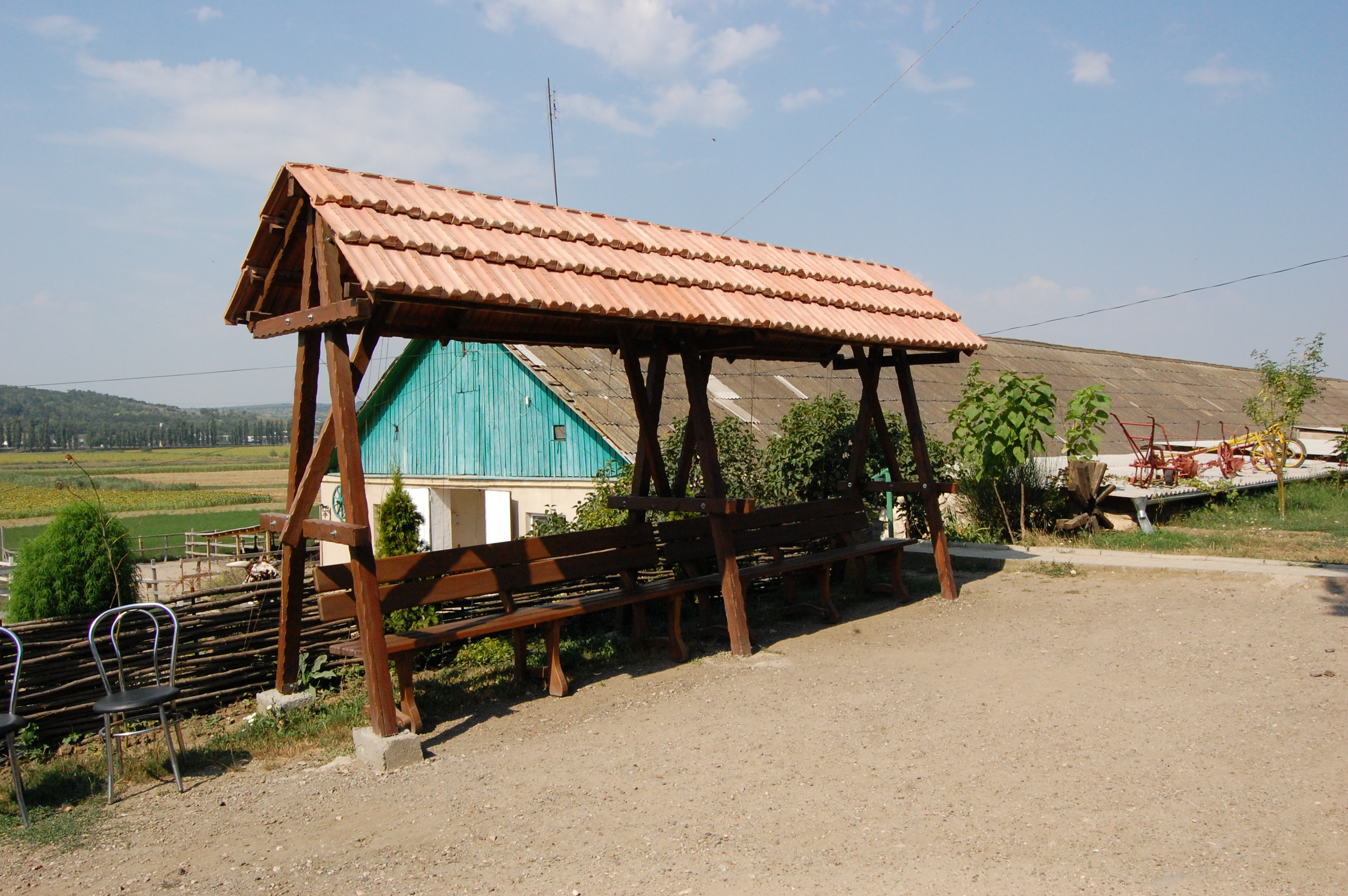 MD, District Ialoveni, Satul Bardar, Bancă din lemn cu acoperiș