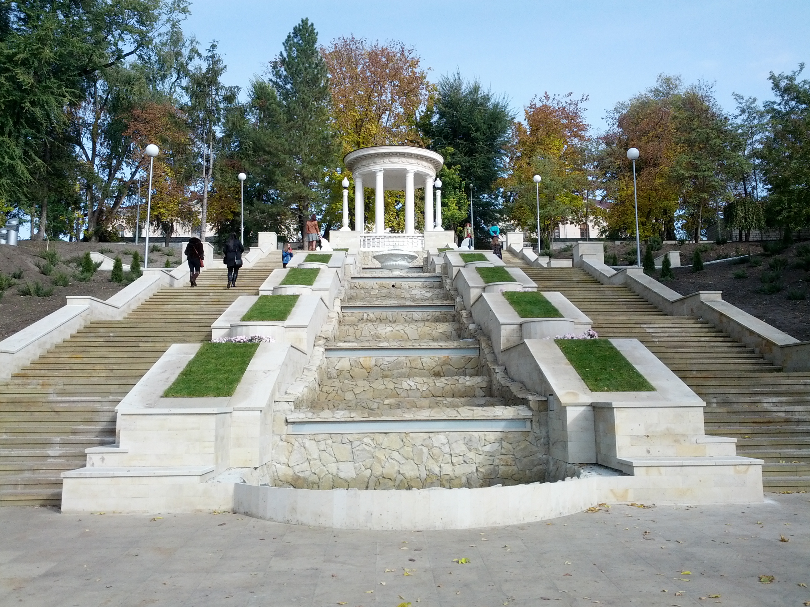 MD, Orasul Chisinau, Scarile renovate de la Valea Morilor, Vedere de Jos, Rotonda