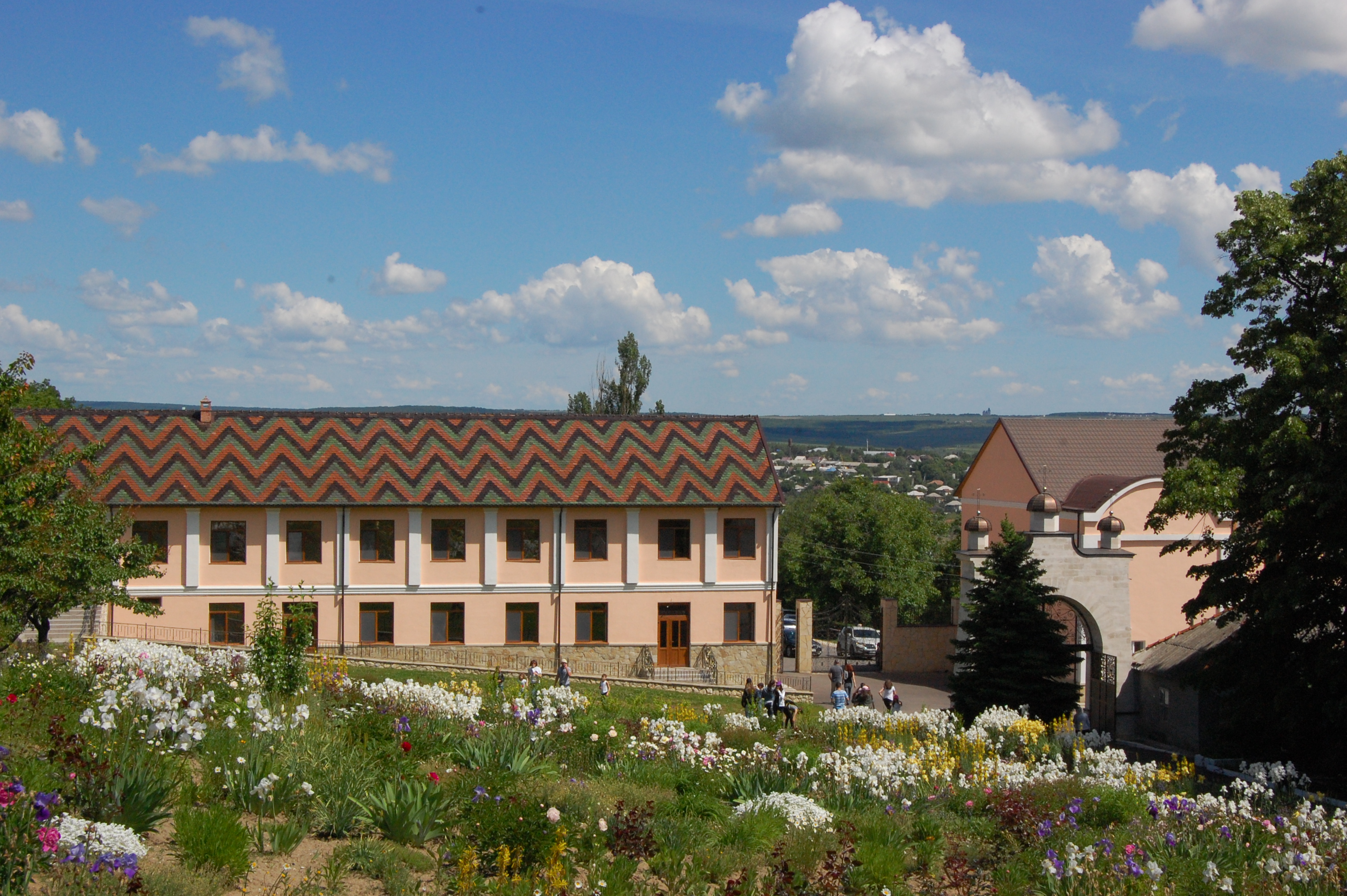 MD, District Ialoveni, Satul Suruceni, Gradina cu flori de la Mănăstirea Suruceni