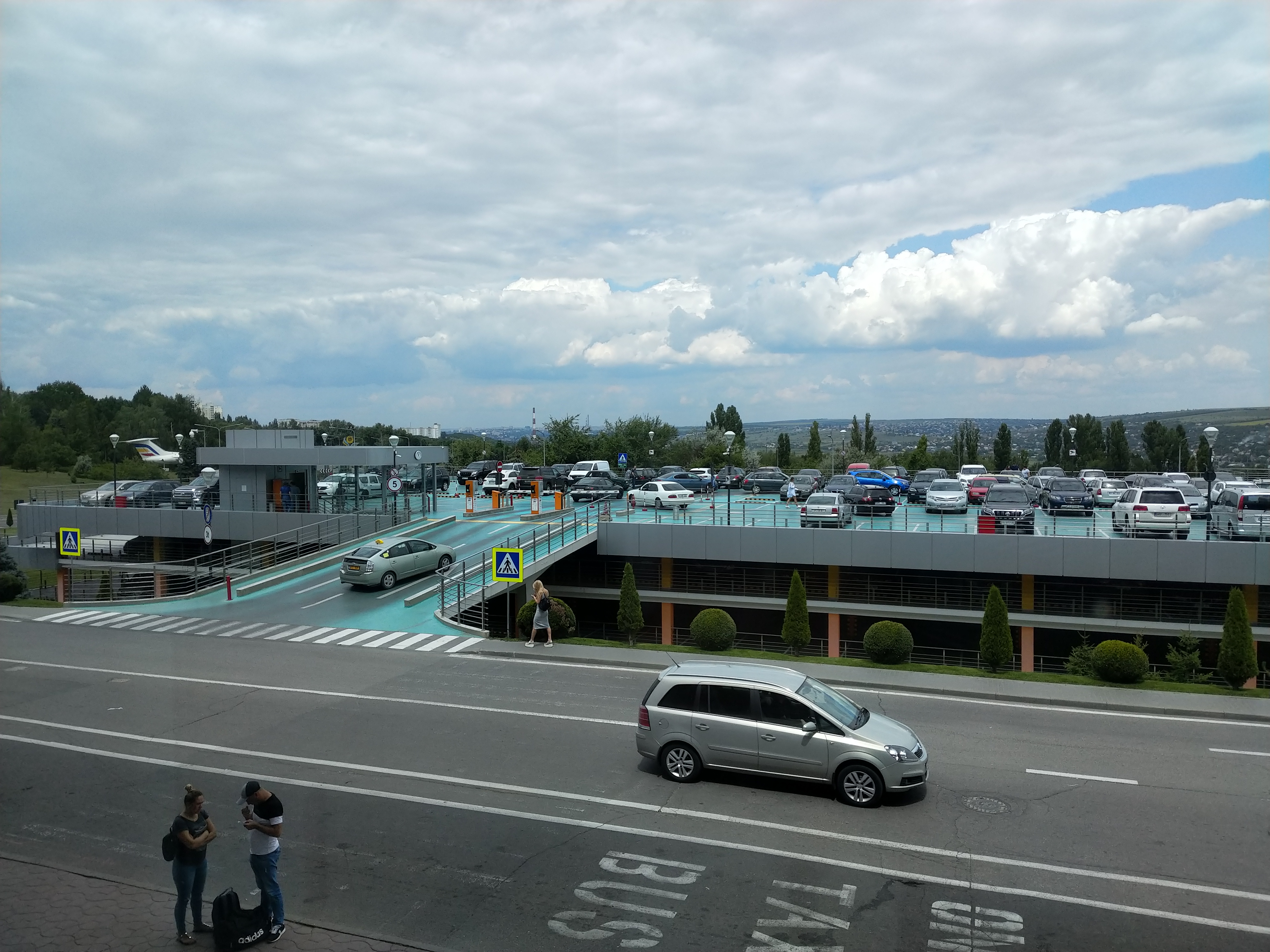 MD, Orasul Chişinău, Aeroport, intrarea în parcare