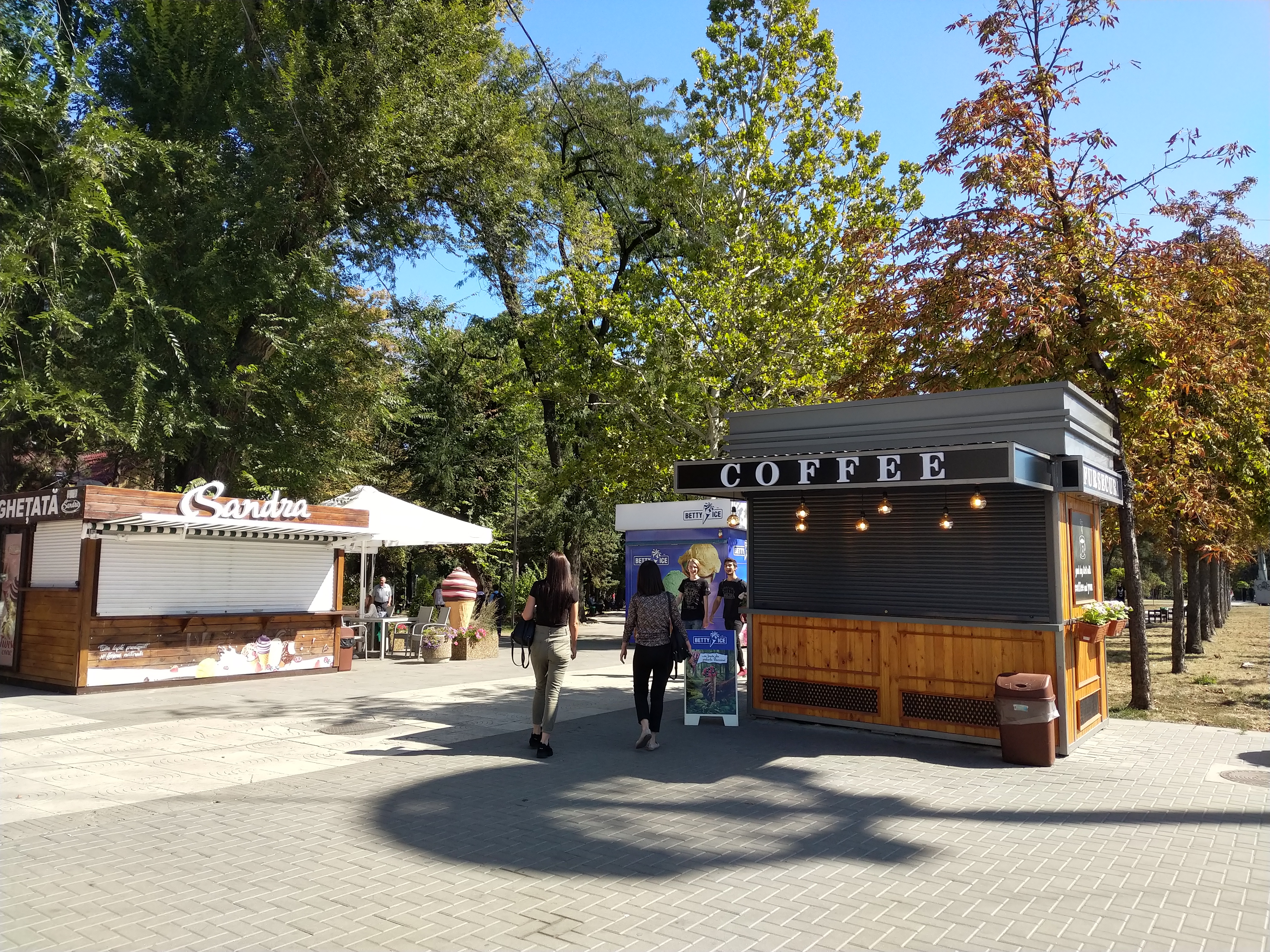 MD, Orasul Chisinau, Butic de înghețată în parcul central