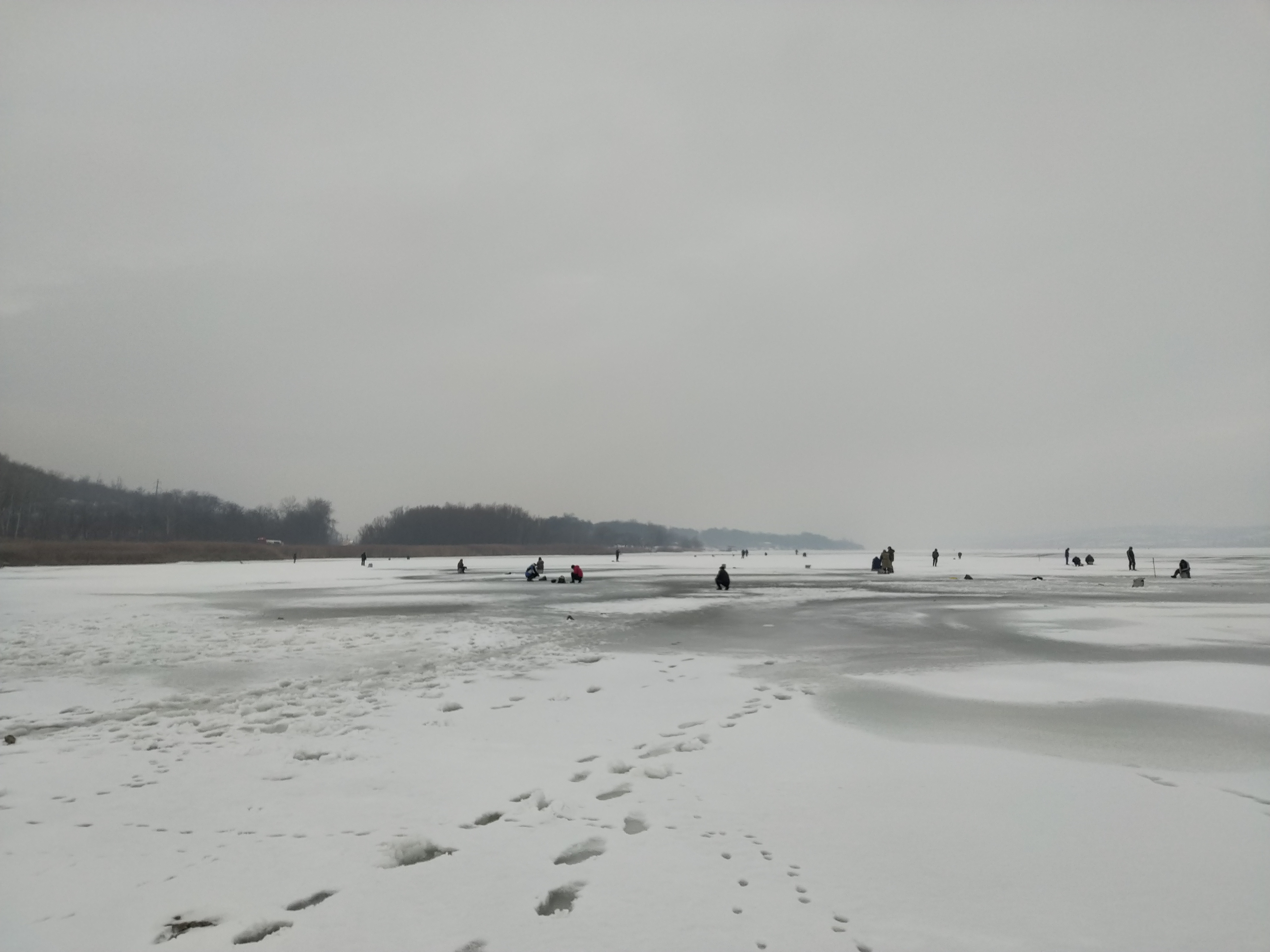 MD, Municipality Chisinau, Orasul Vatra, Pescari pe gheață la lacul Ghidighici