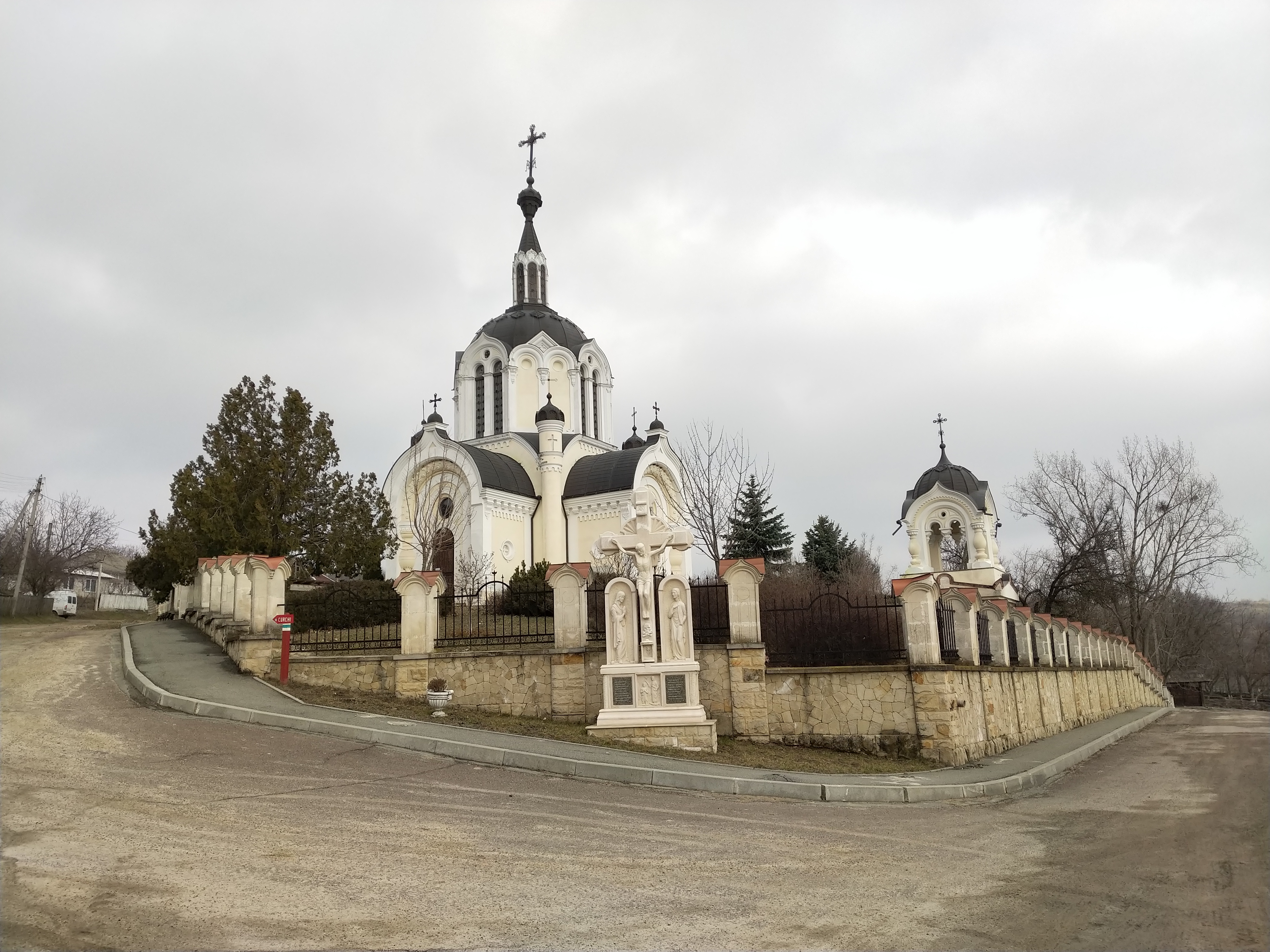 MD, District Orhei, Satul Donici, Biserica, Clopotniță