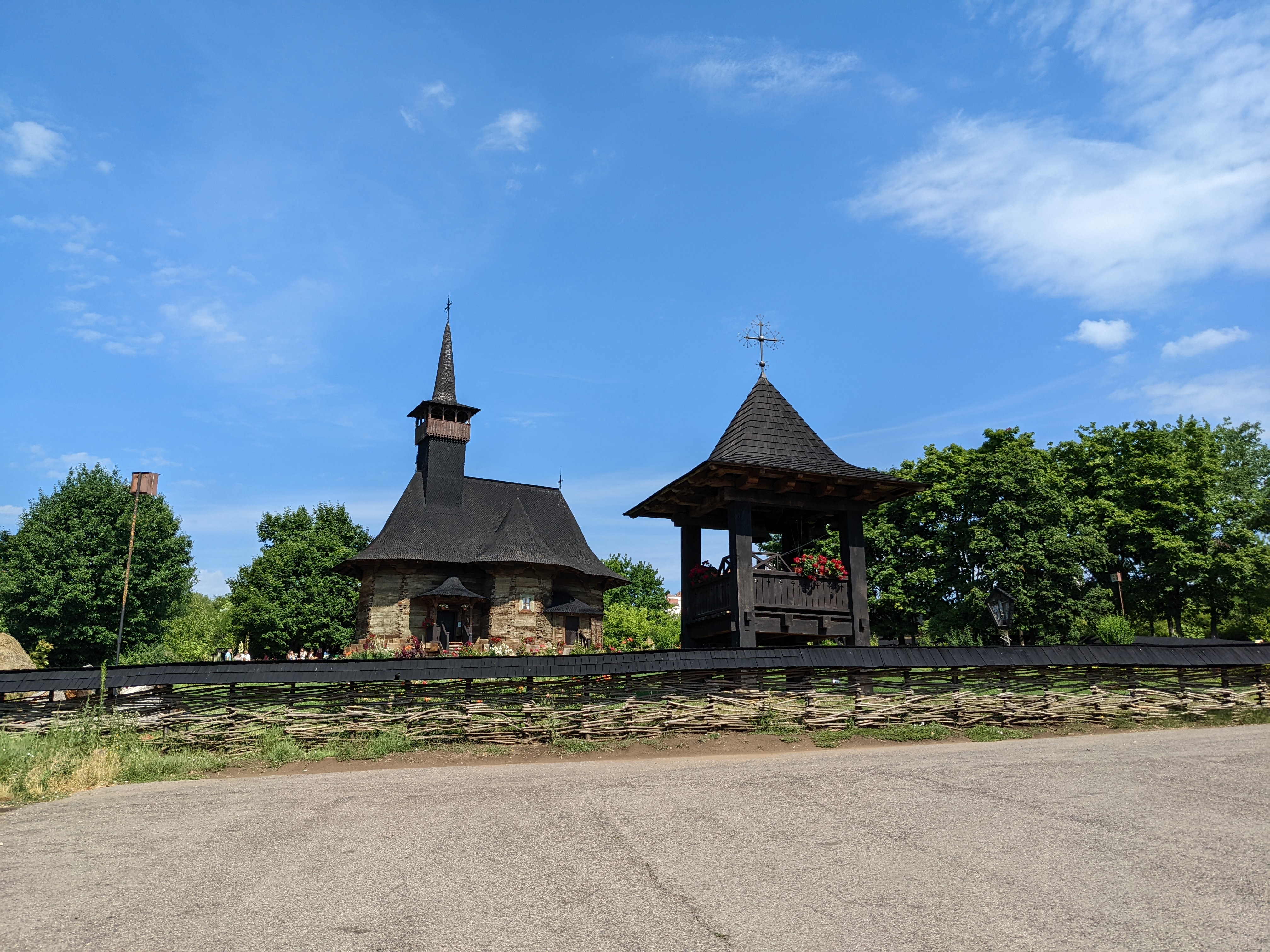 MD, Orasul Chisinau, Parcare la Biserica de lemn 