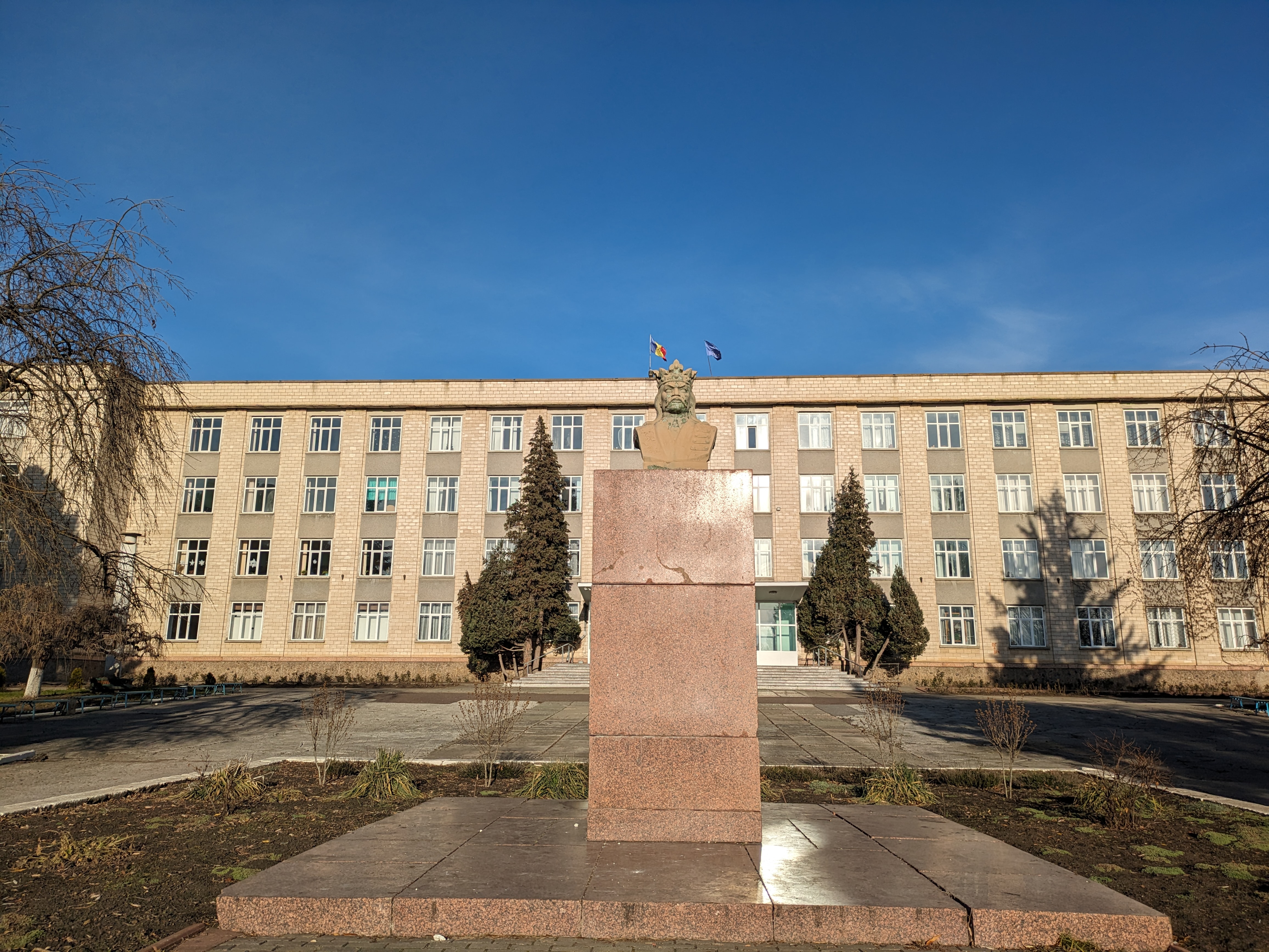 MD, Municipality Chisinau, Satul Stauceni, Monumentul lui Ștefan cel mare la Colegiul Vitivinicol din Stăuceni 
