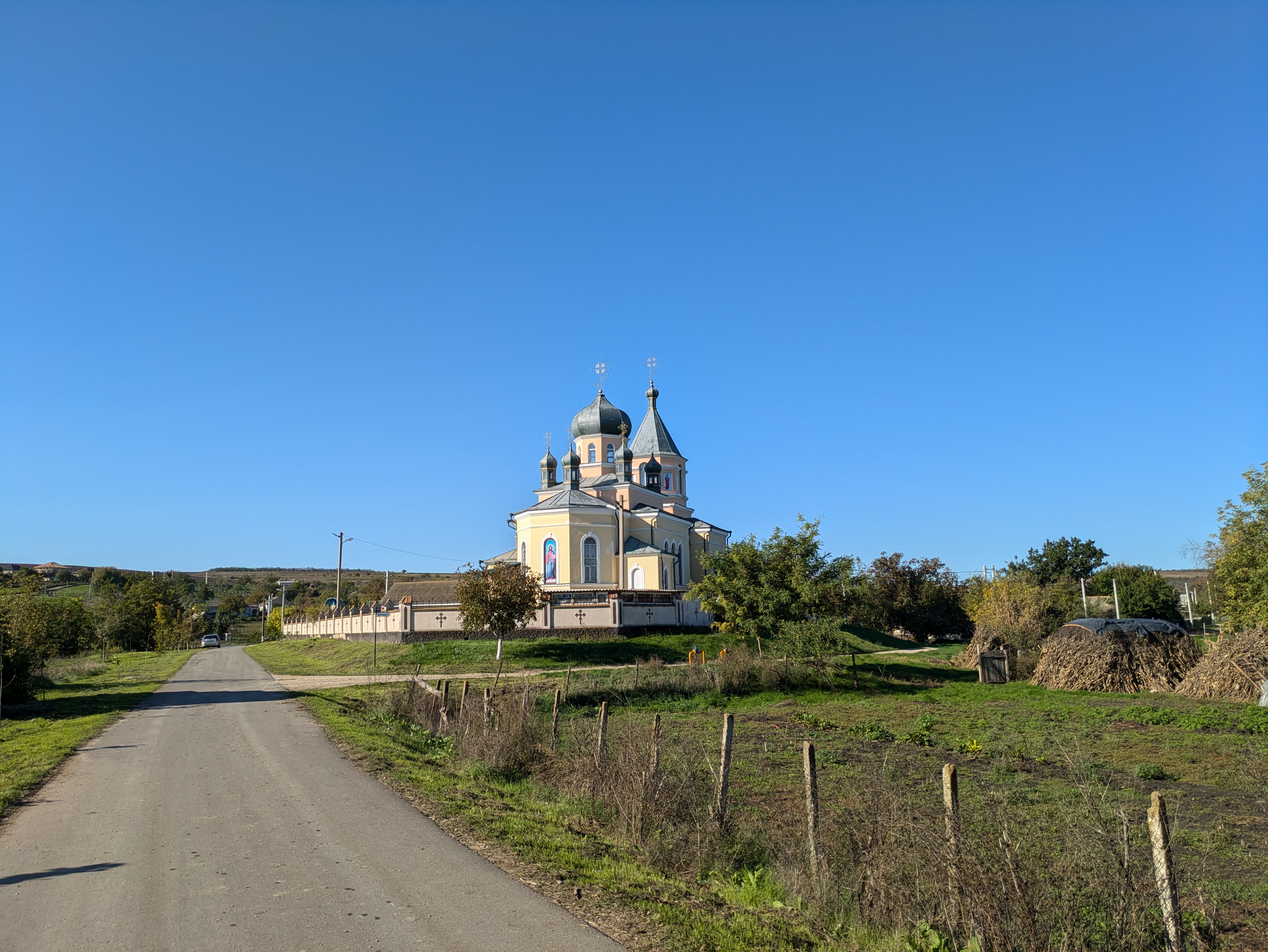 MD, Raionul Ialoveni, Satul Gangura, Drumul spre biserică 