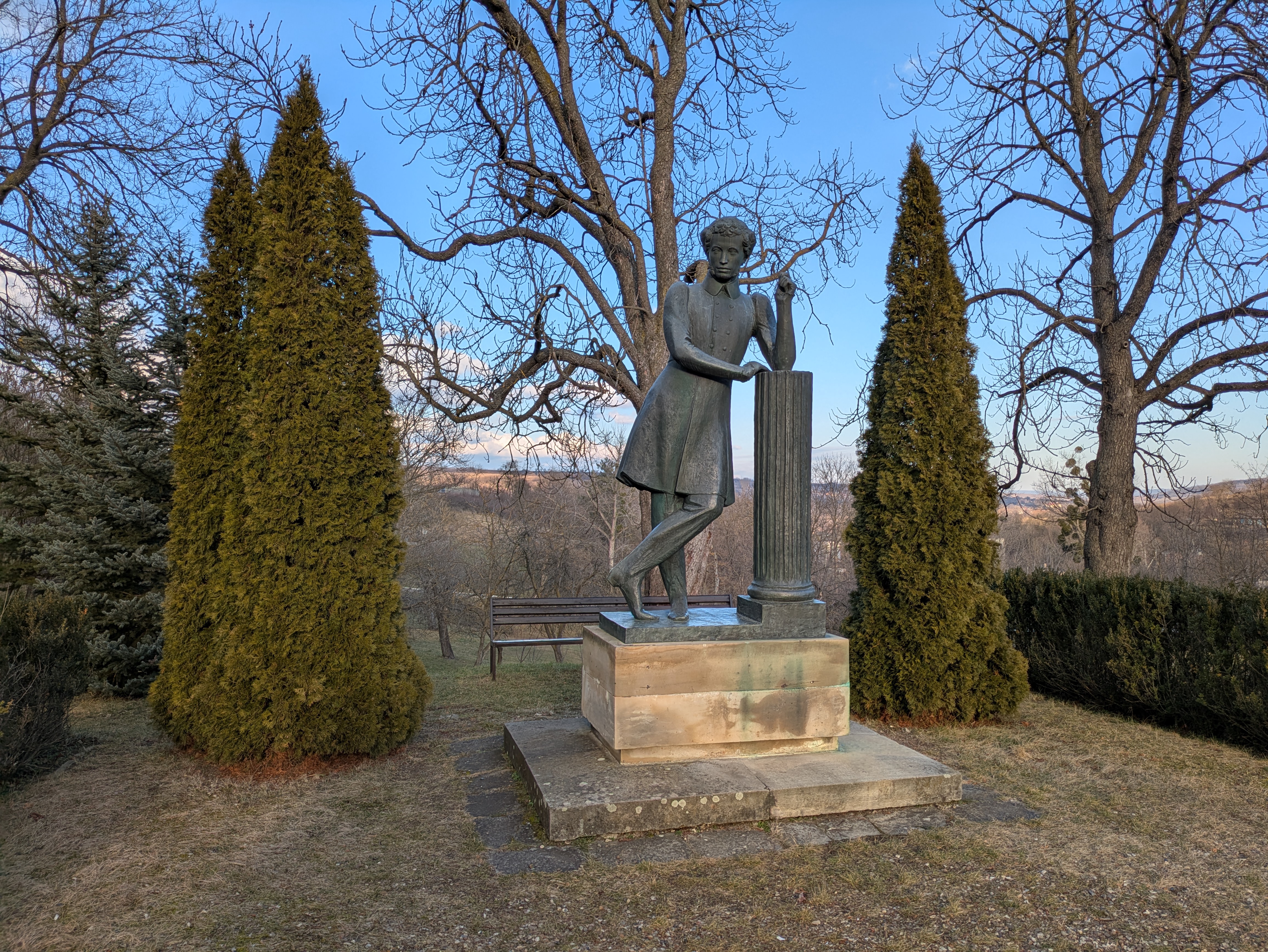 MD, Raionul Străşeni, Satul Dolna, Conacul Familiei Ralli, Monument lui Pușkin 