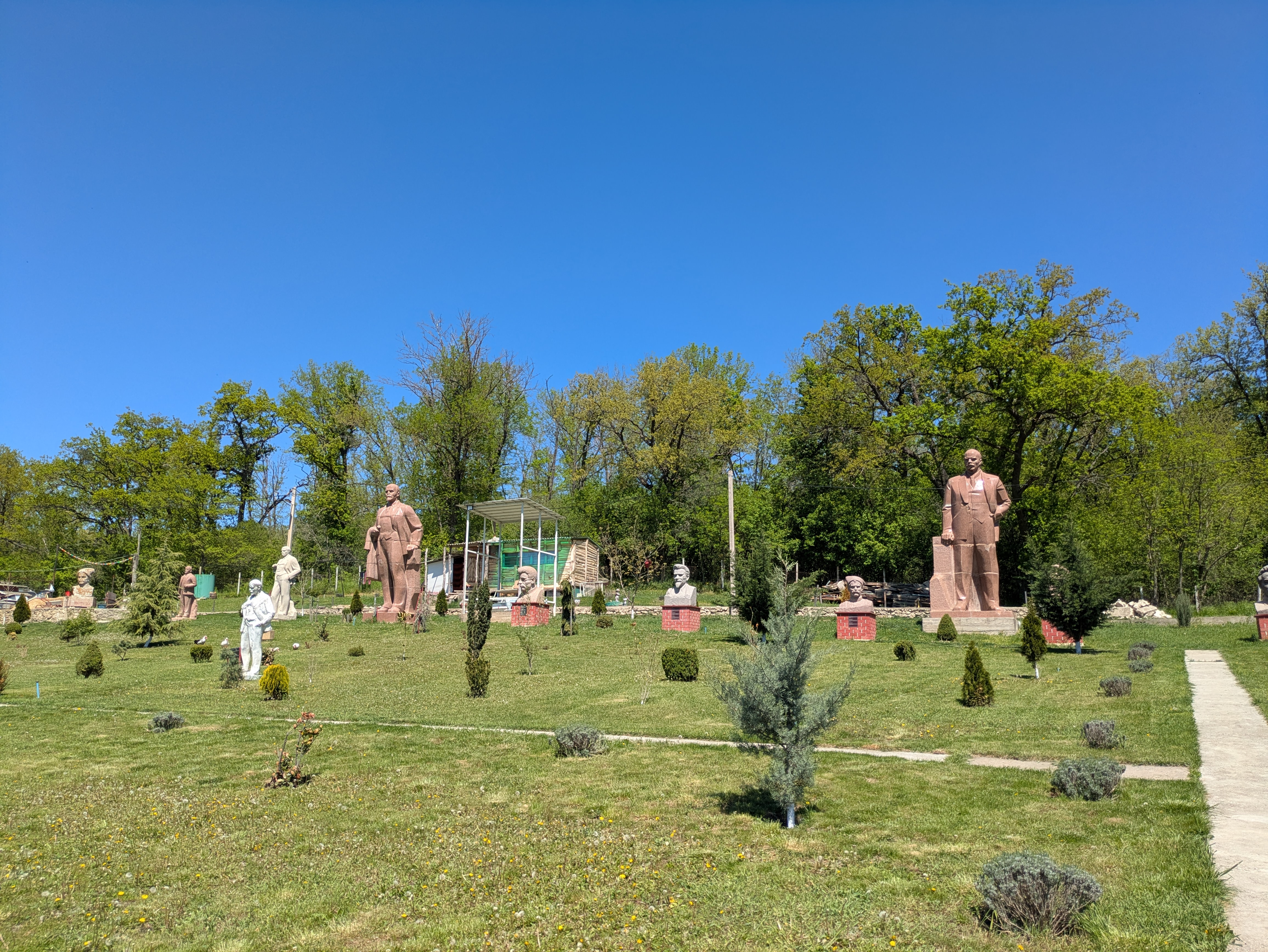 MD, Район Ialoveni, Satul Suruceni, Monumente sovietice 