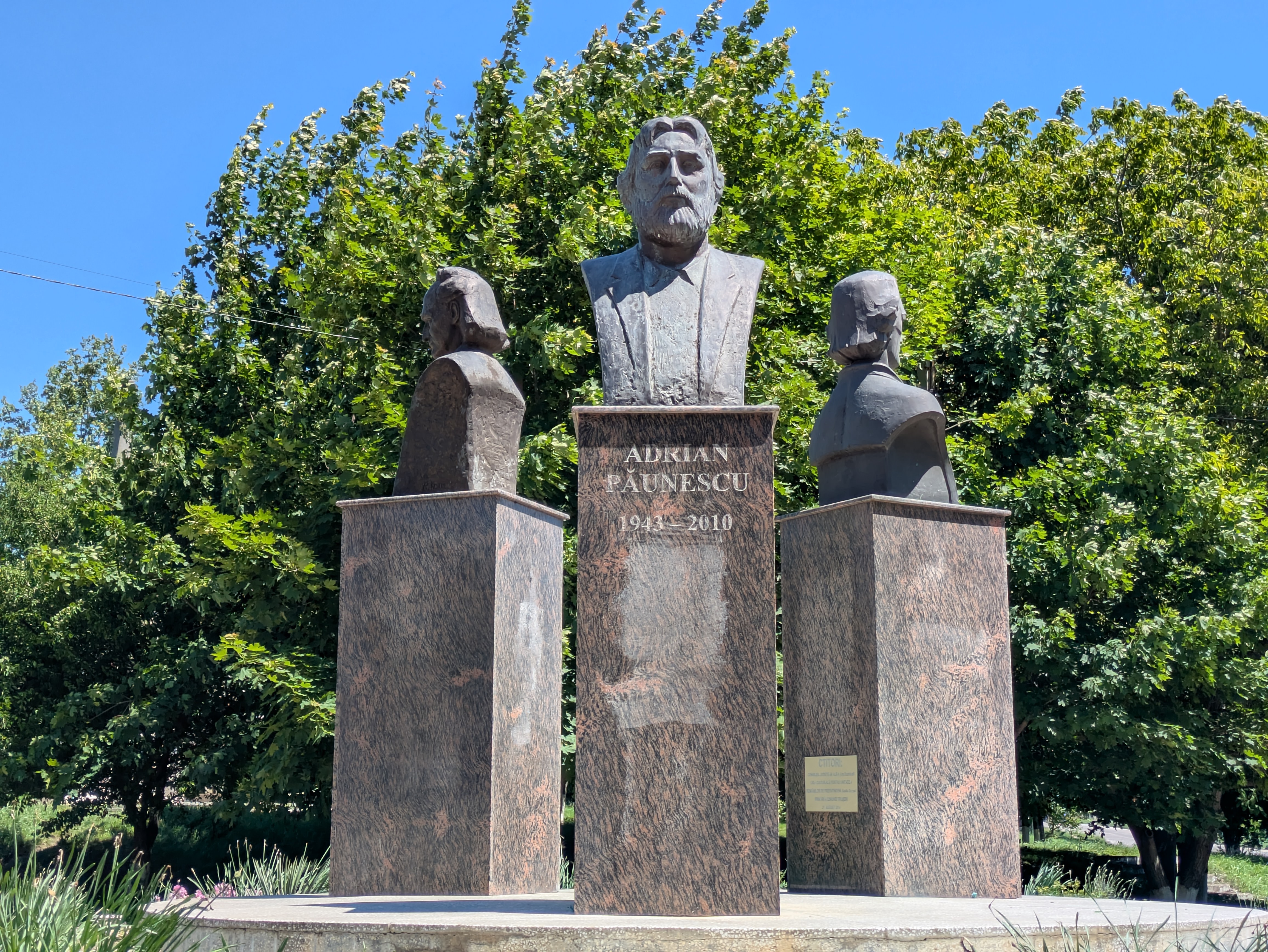 MD, Municipiul Chişinău, Satul Truşeni, Monument lui Adrian Păunescu 
