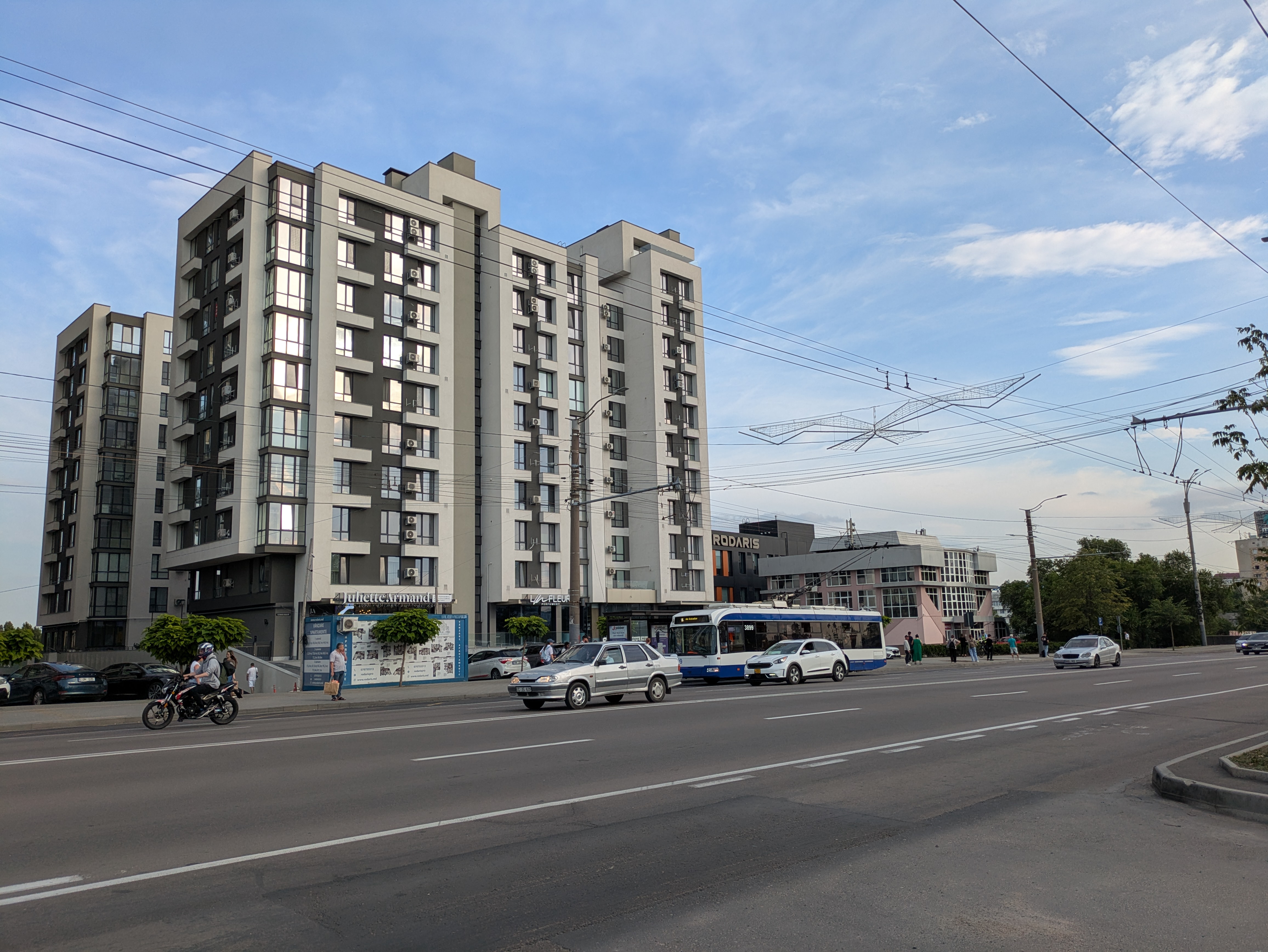 MD, Orasul Chisinau, Bloc de apartamente la Circ 