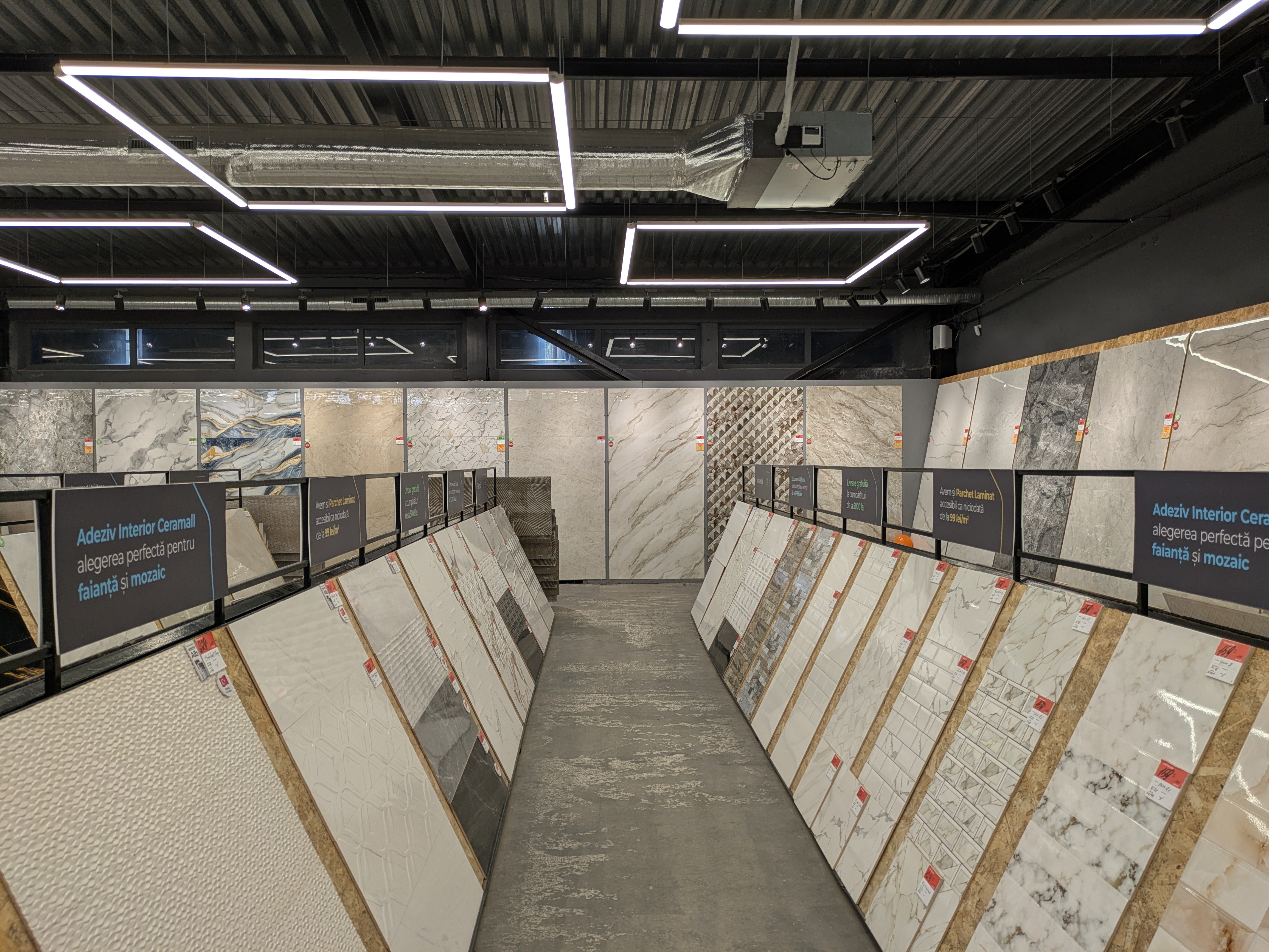 MD, Orasul Chisinau, Ceramall expoziție interioară 