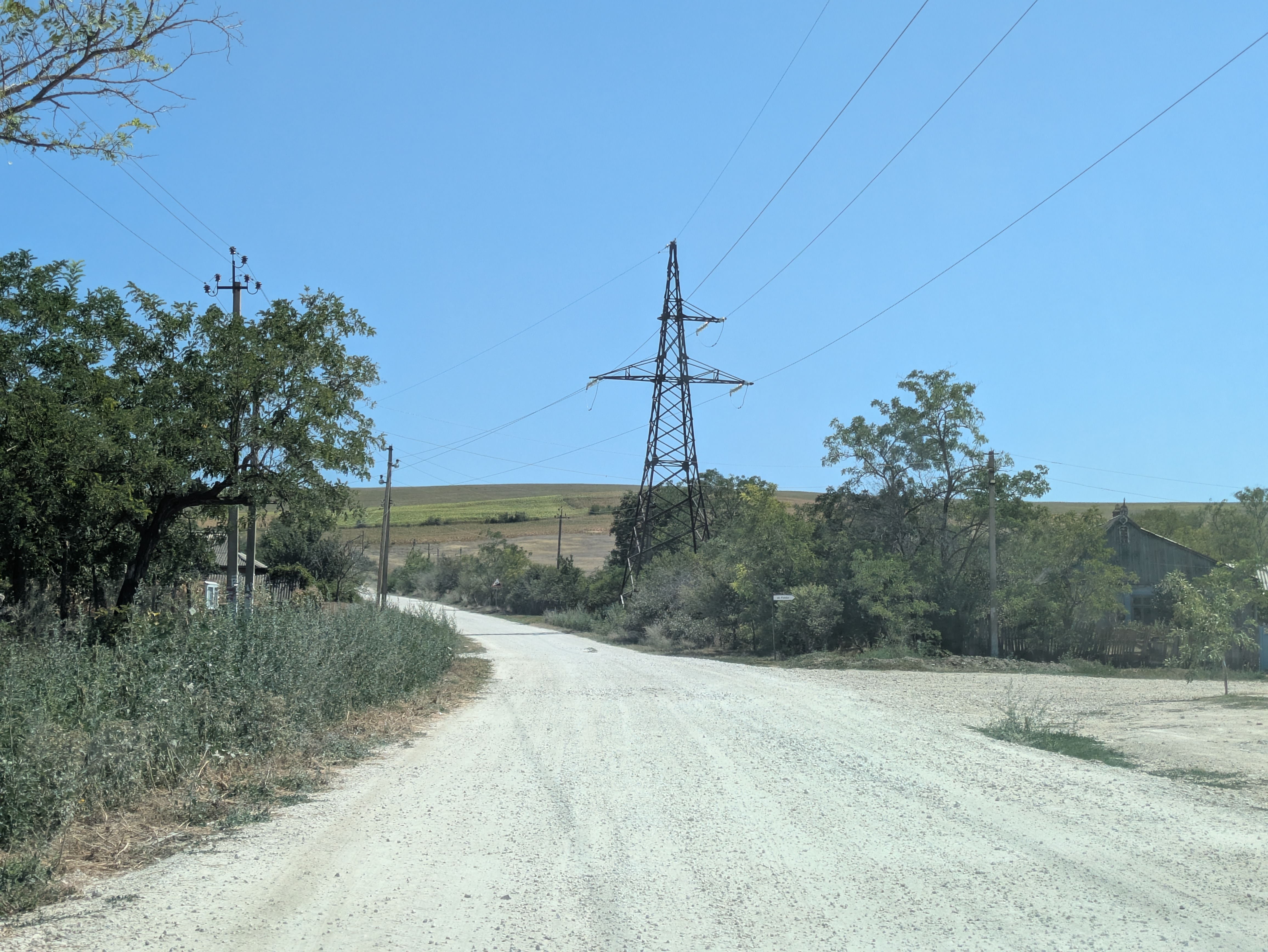 MD, Район Cantemir, Satul Constantinesti, Drumul central 