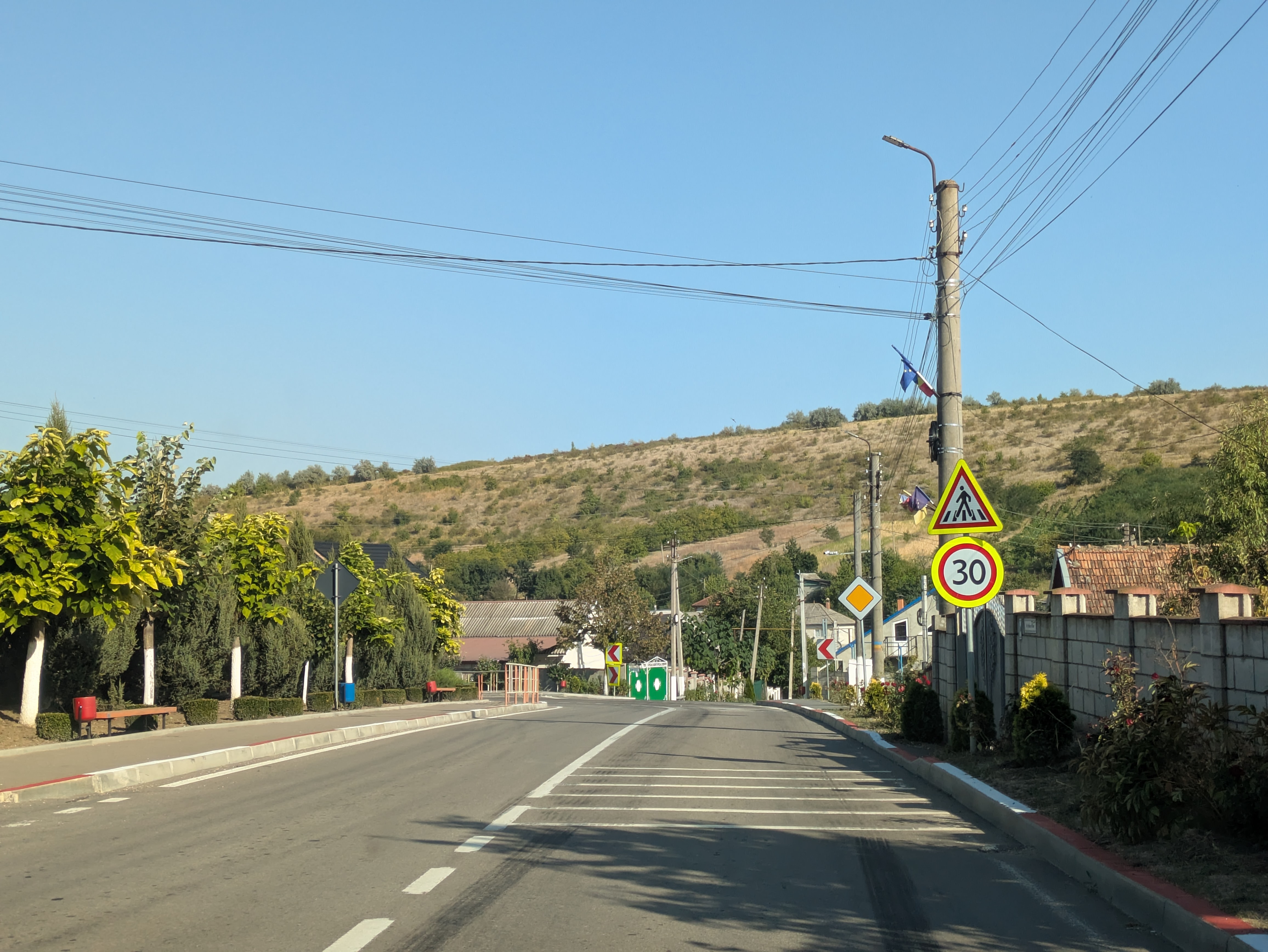 MD, Raionul Ialoveni, Satul Pojăreni, Prin centrul satului