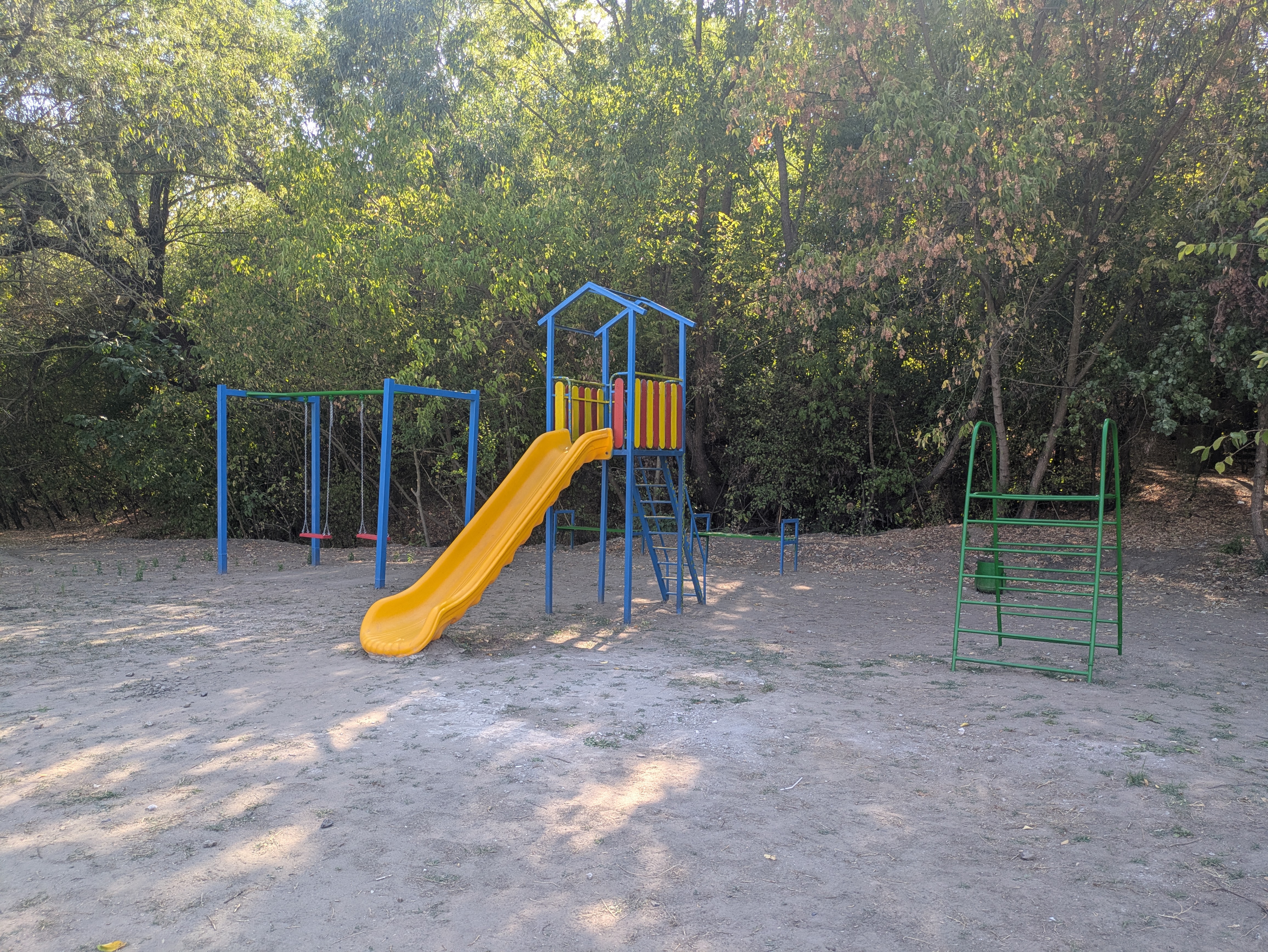 MD, Orasul Criuleni, Teren de joaca pe plajă 