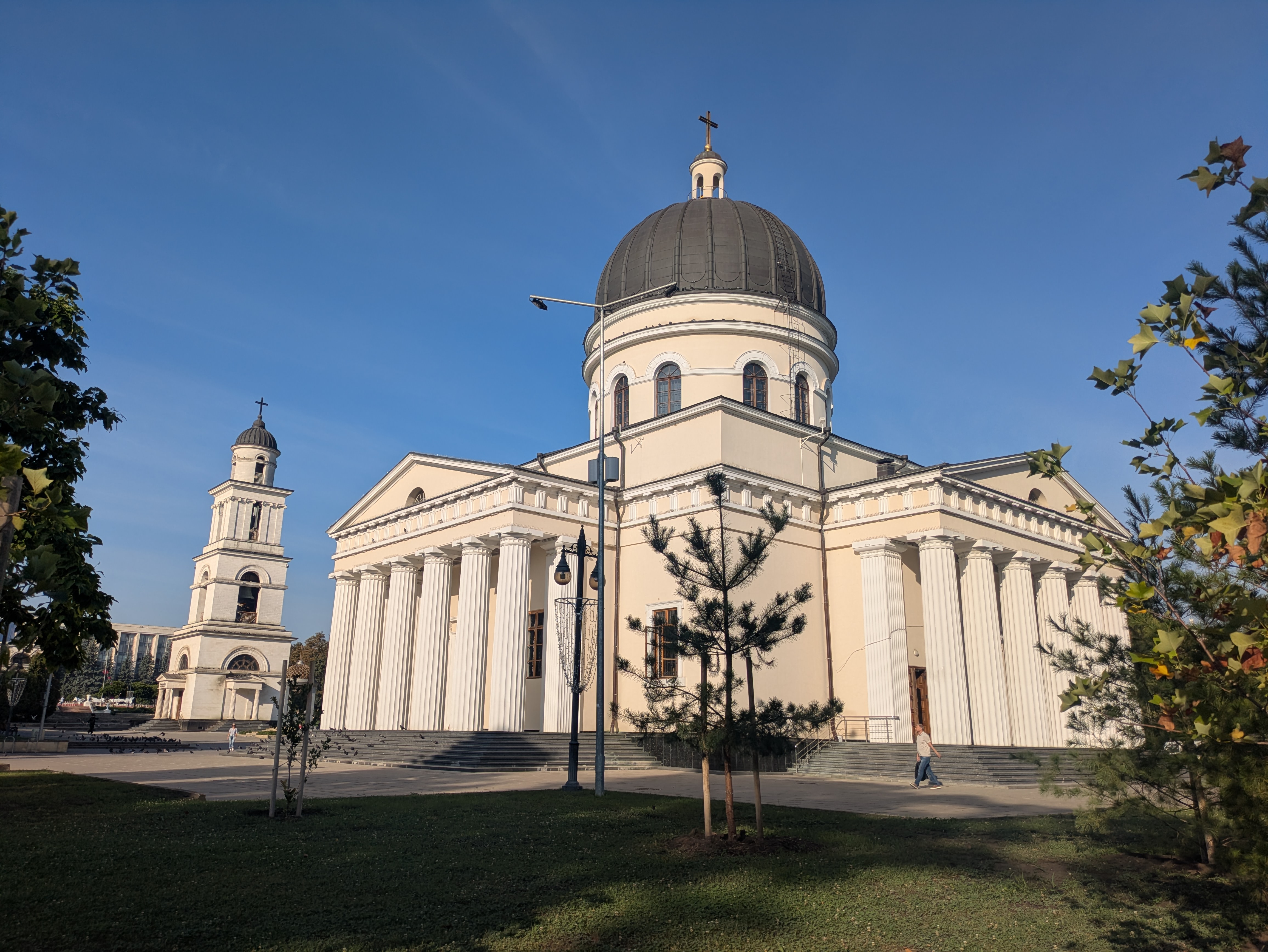 MD, Orasul Chişinău, Clopotnița și Catedrala 