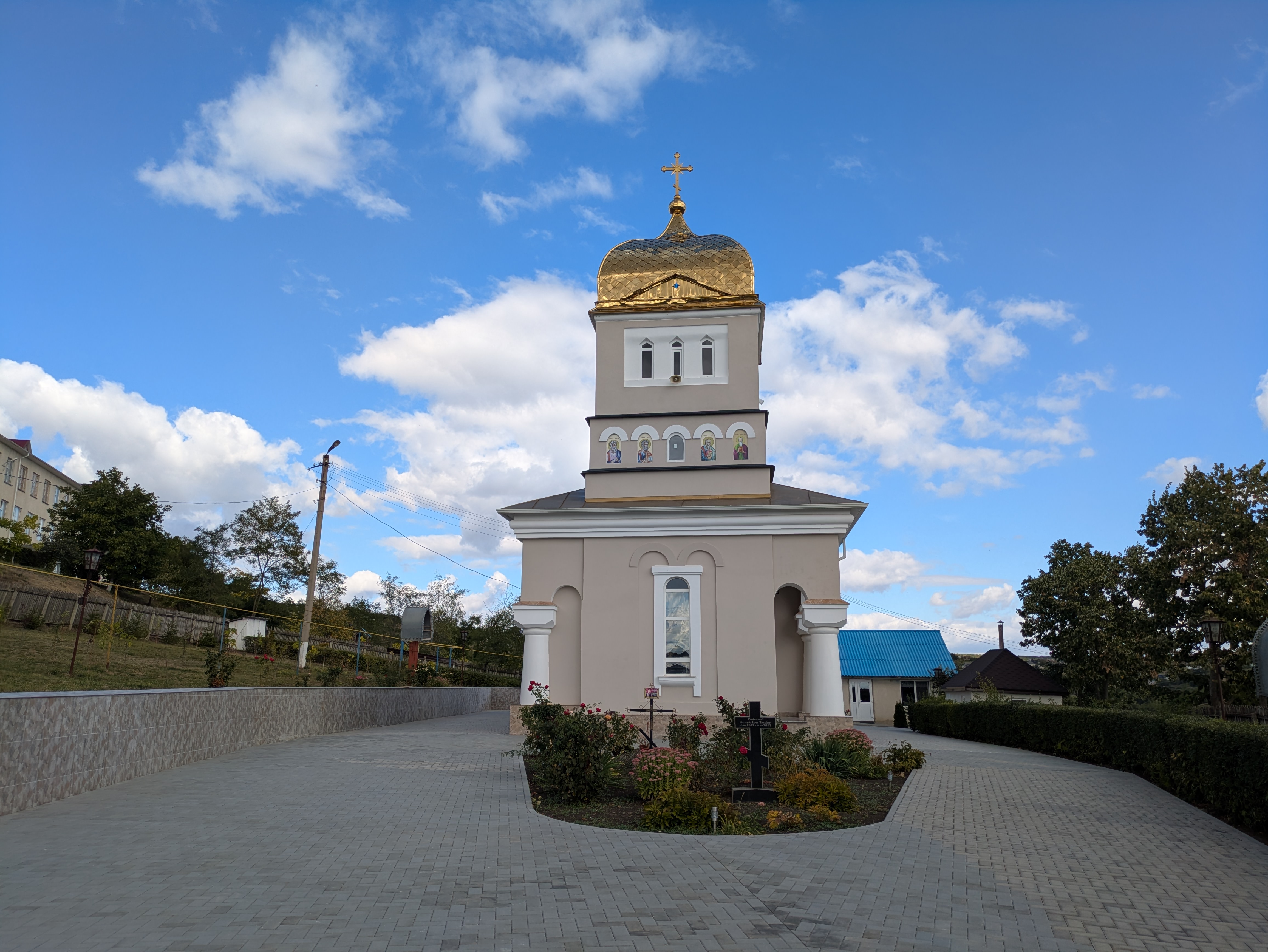 MD, District Cimislia, Satul Lipoveni, Intrarea în Biserica 