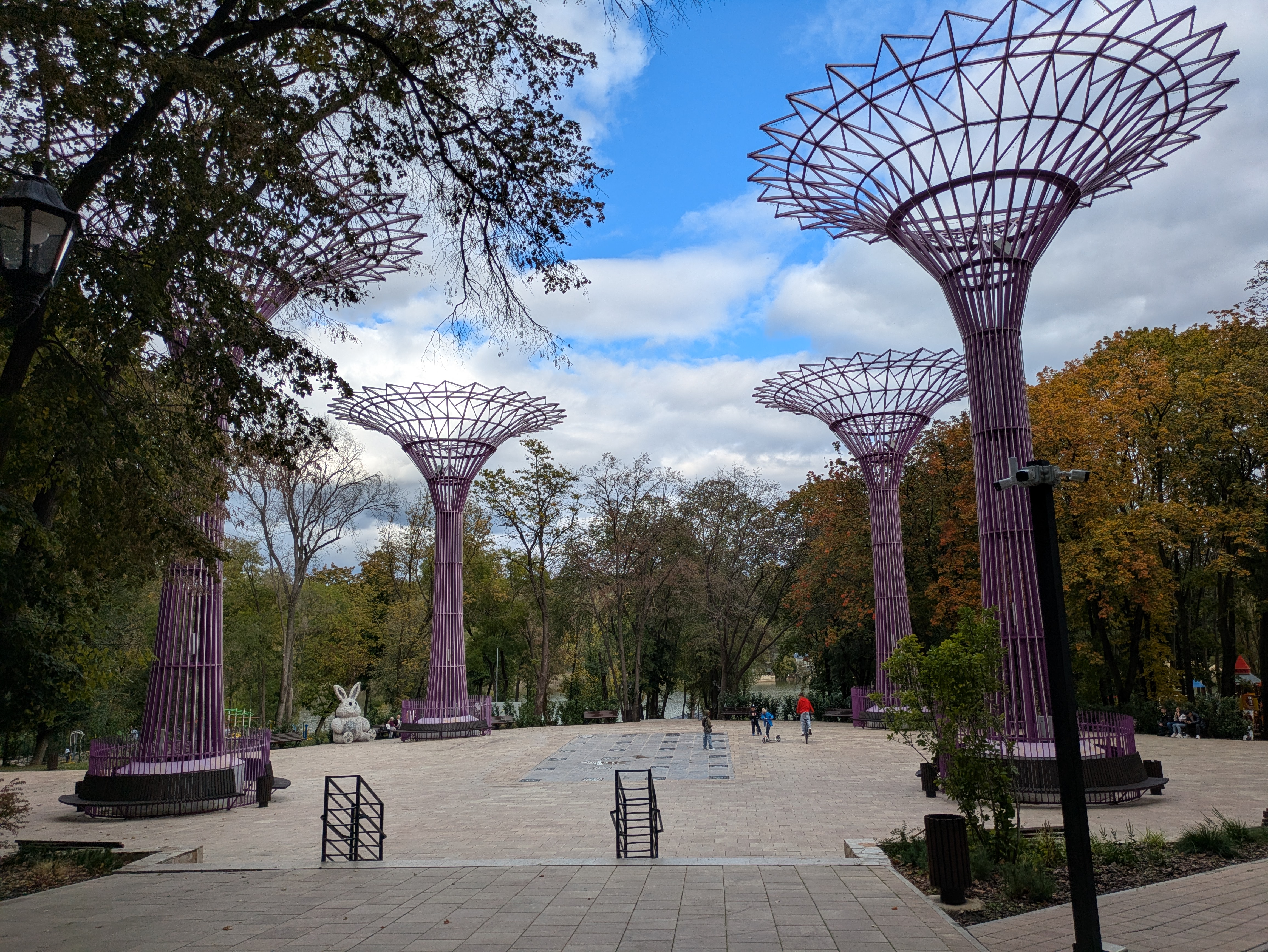 MD, Orasul Orhei, Stîlpi de lumini in Parcul central Orhei 