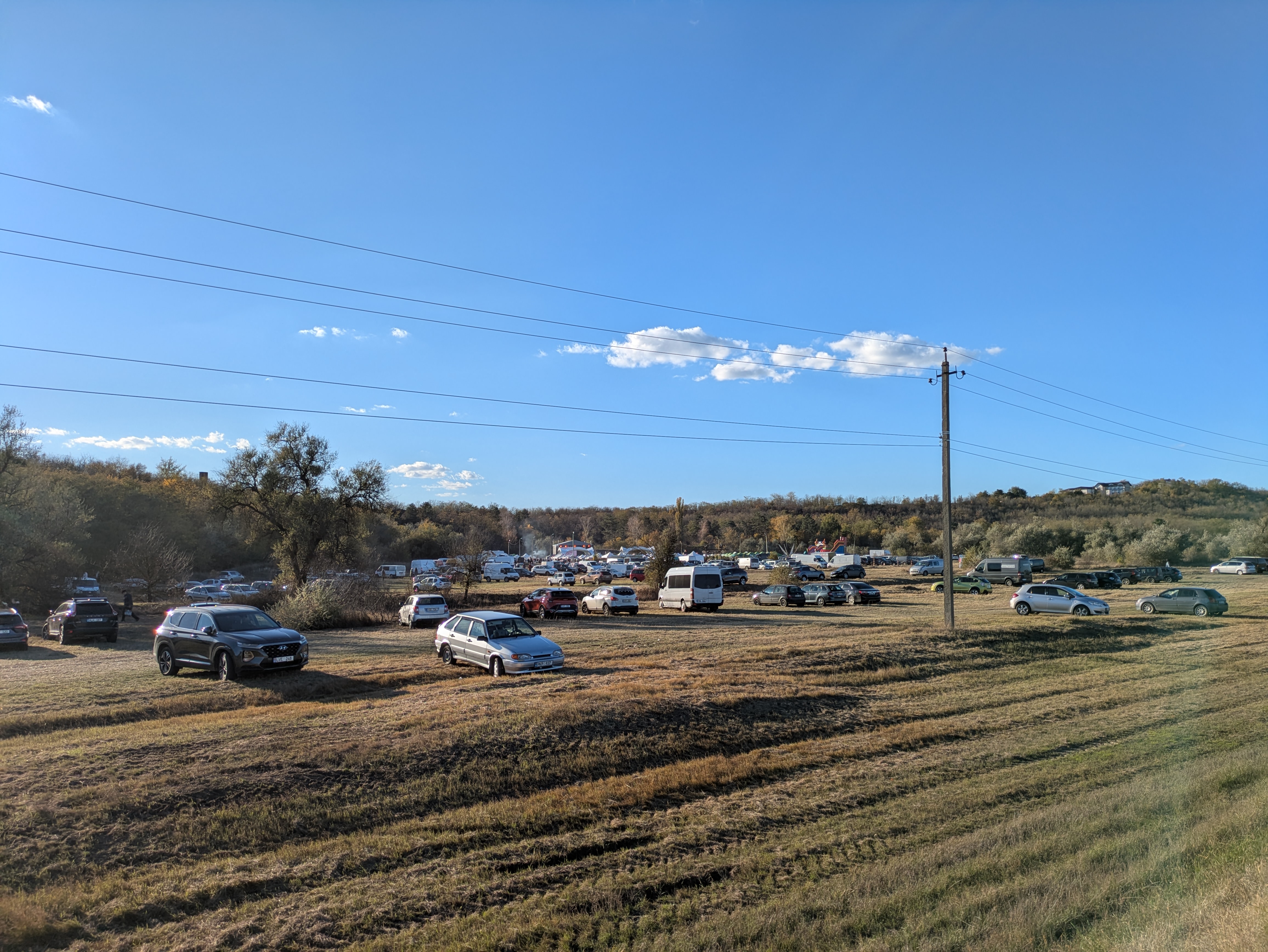 MD, Orasul Cimişlia, Mașini parcate la Festivalul Internațional „Miorița – Laie, Laie Bucălaie”,