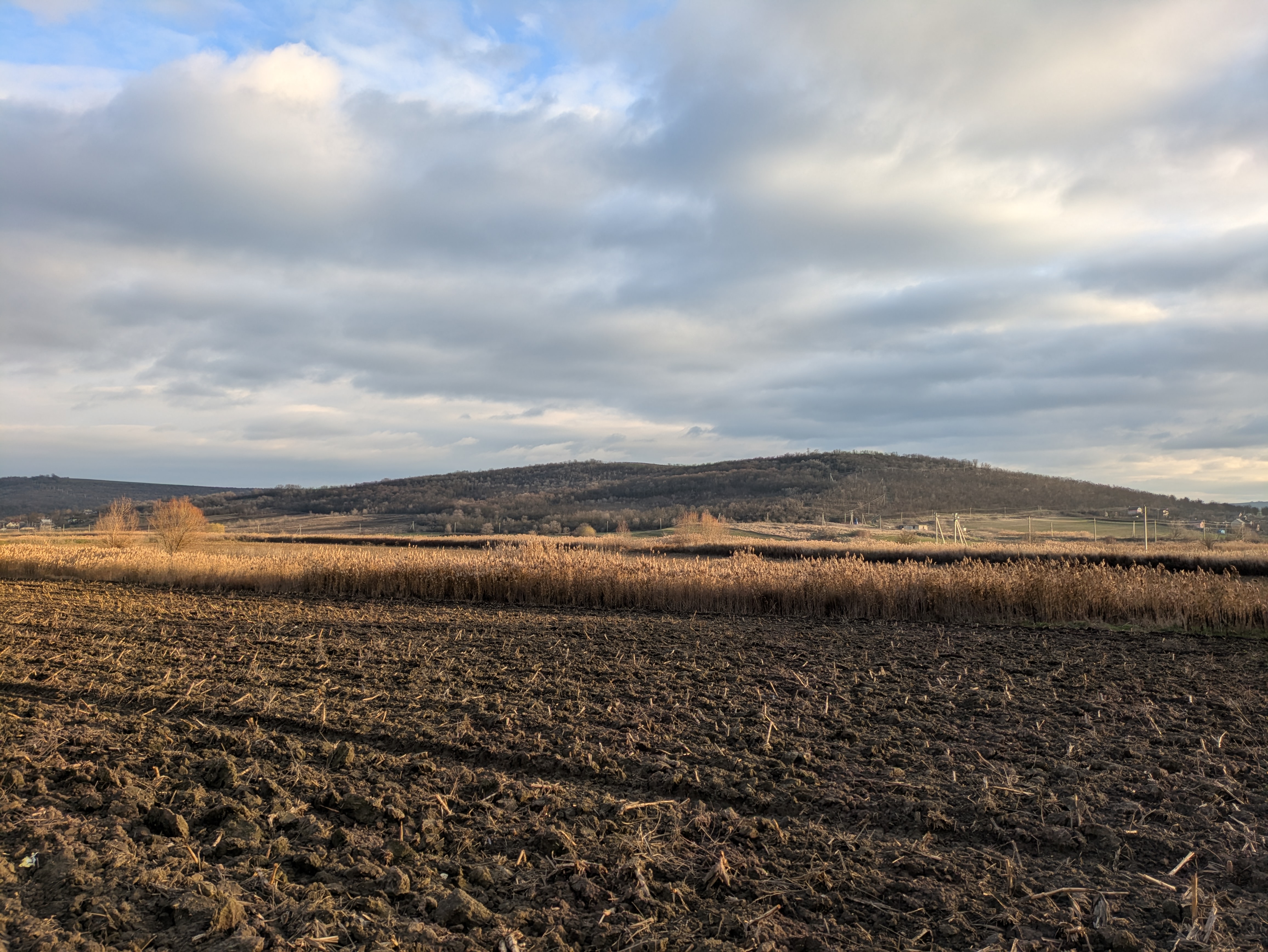 MD, Municipiul Chişinău, Satul Revaca, Camp arat, vedere spre lacul Revaca 