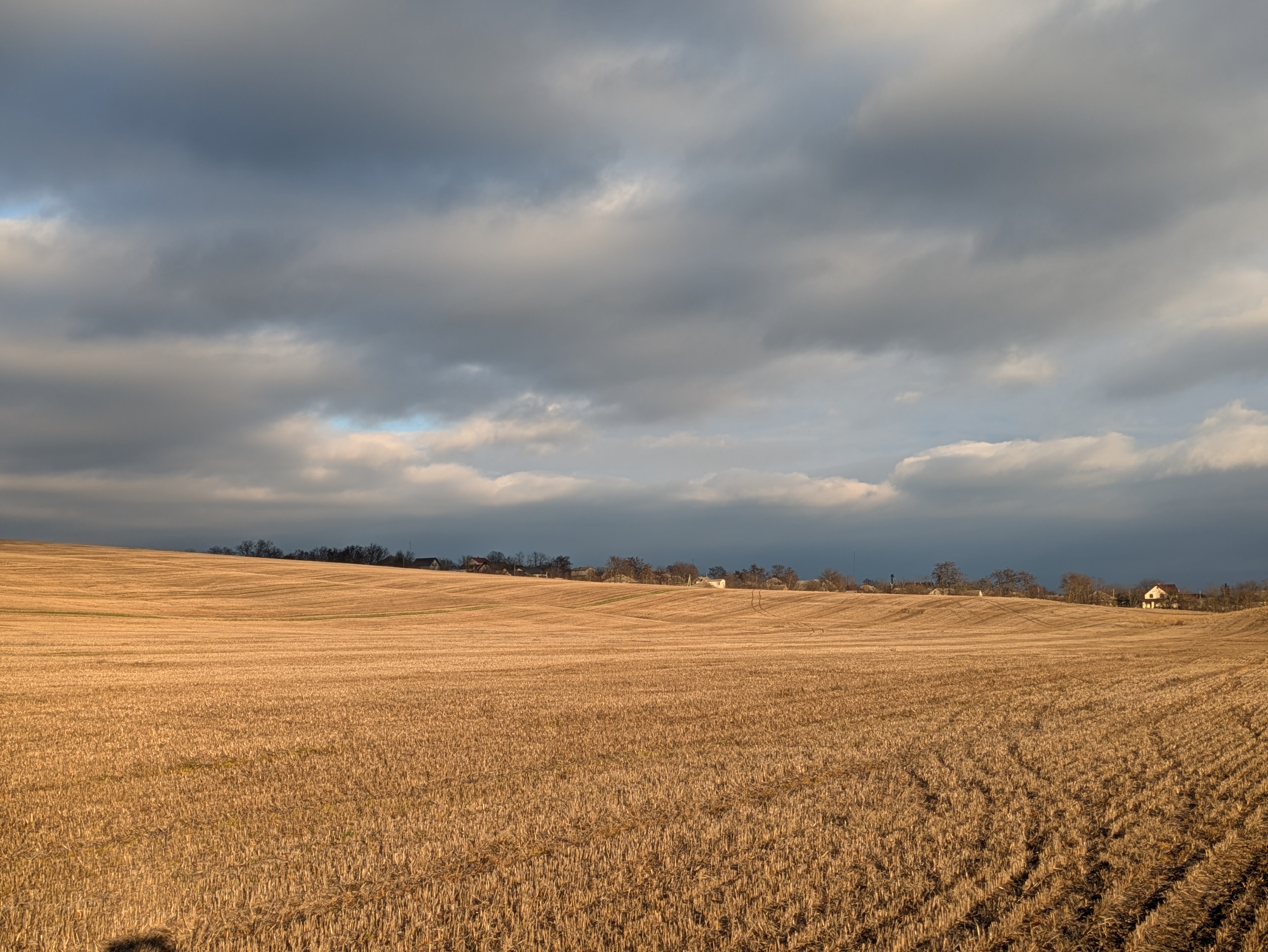MD, Municipiul Chişinău, Satul Revaca, Câmp nearat, vedere spre satul Revaca