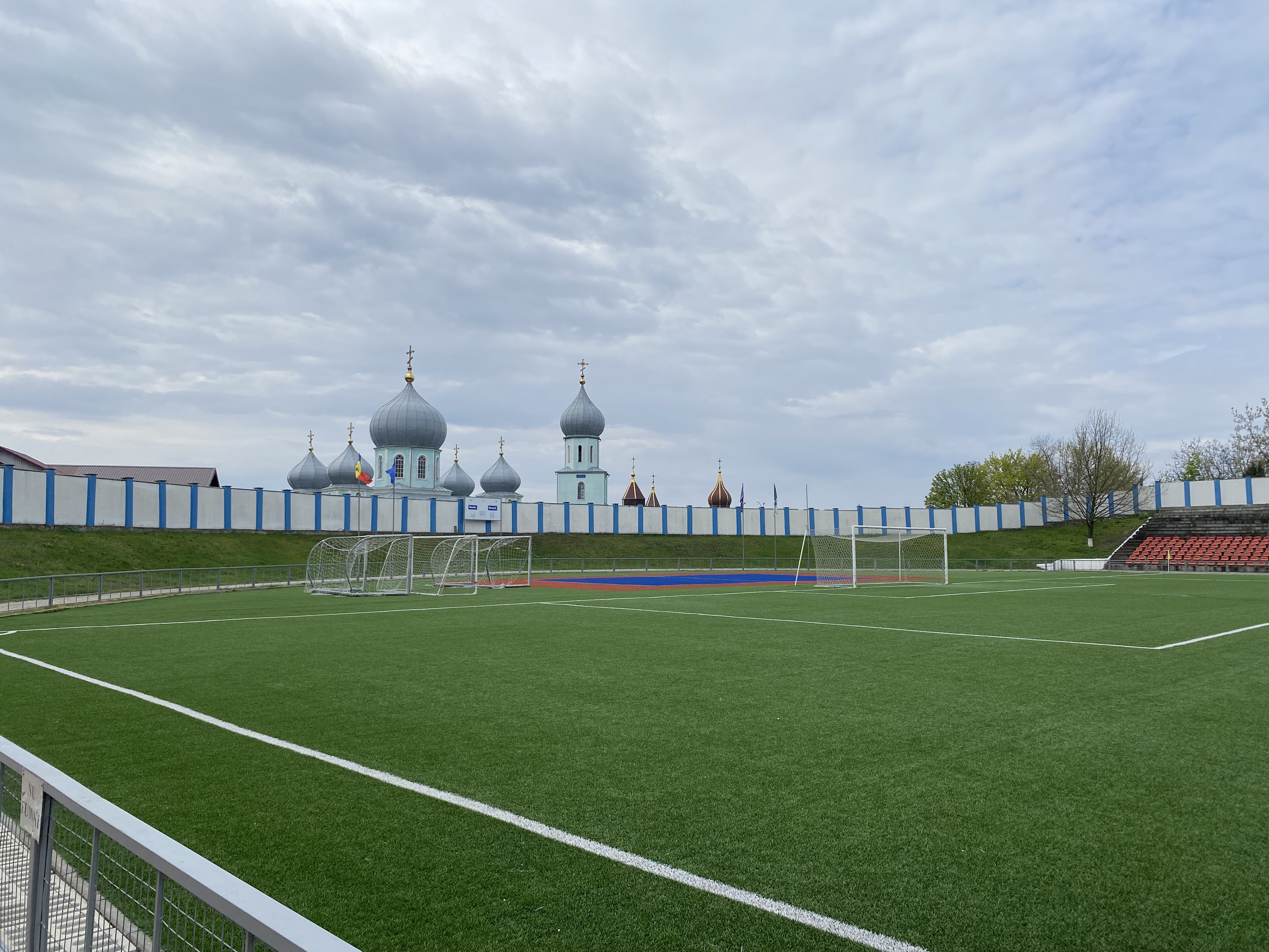 MD, Orasul Făleşti, Teren de fotbal, Vedere spre Biserică 