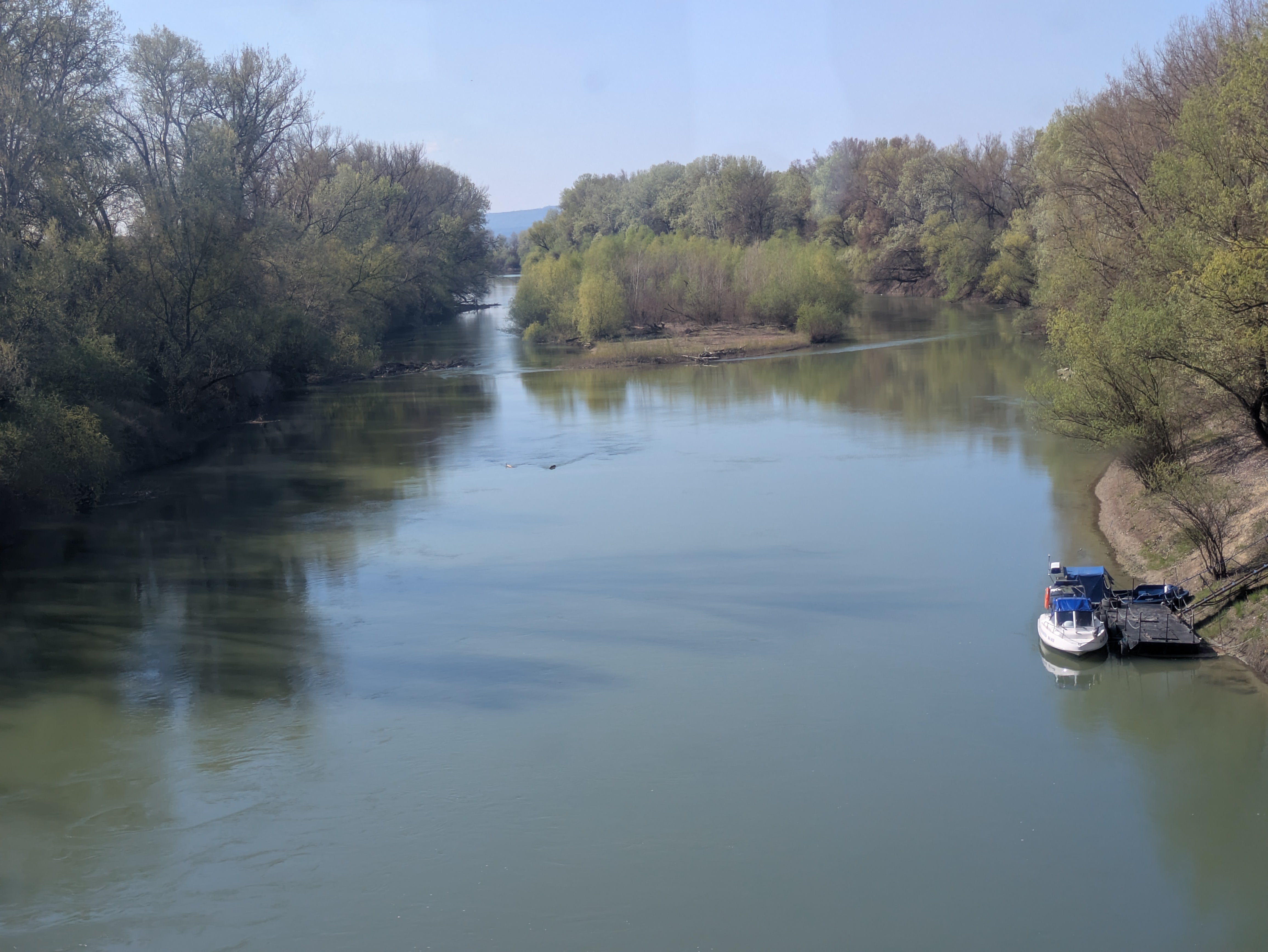 MD, Orasul Ungheni, Raul Prut, Barca ancorata