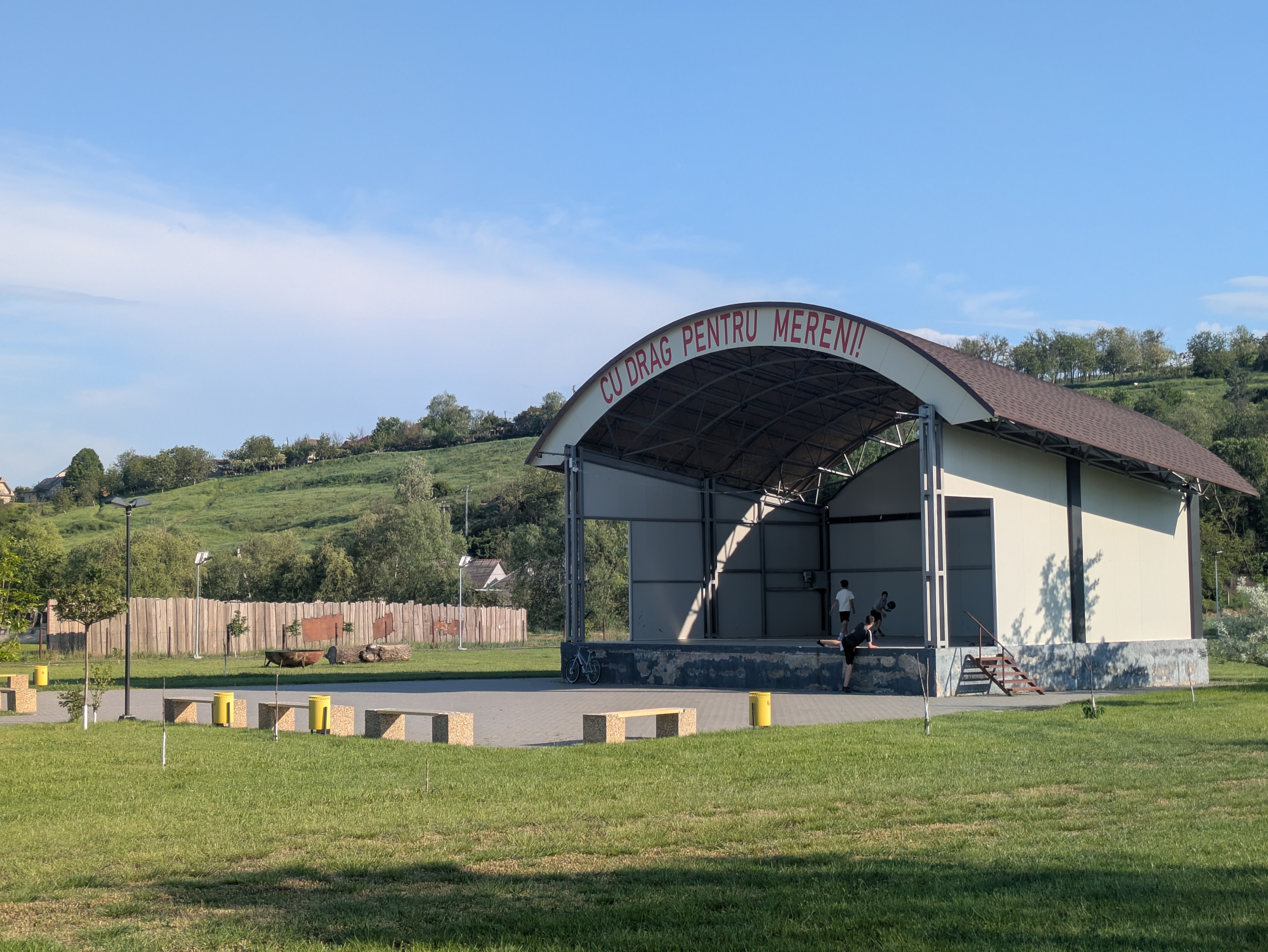 MD, Raionul Anenii Noi, Satul Mereni, Teatrul de vara, Scena