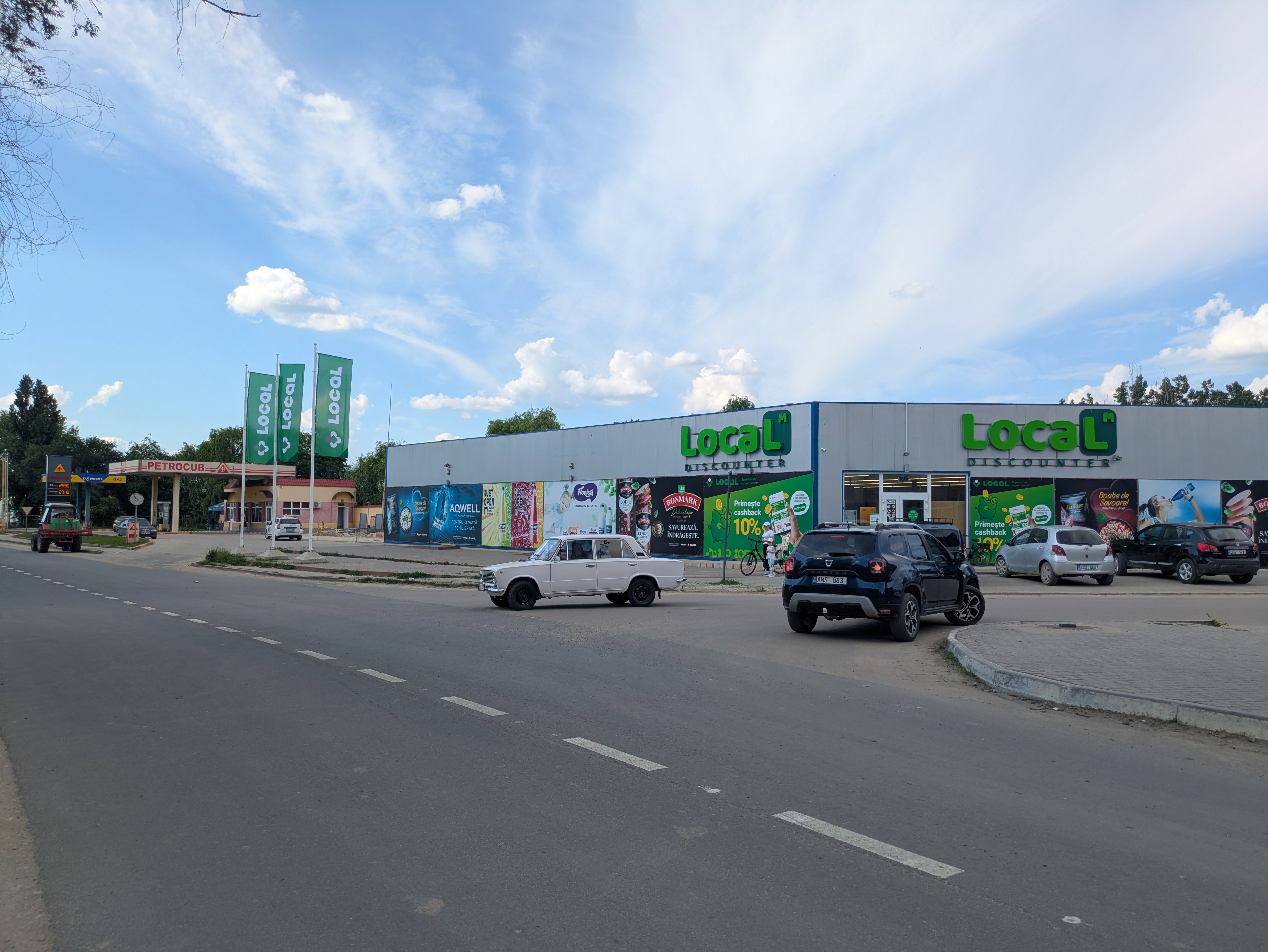 MD, Район Hincesti, Satul Carpineni, Petrocub, Local