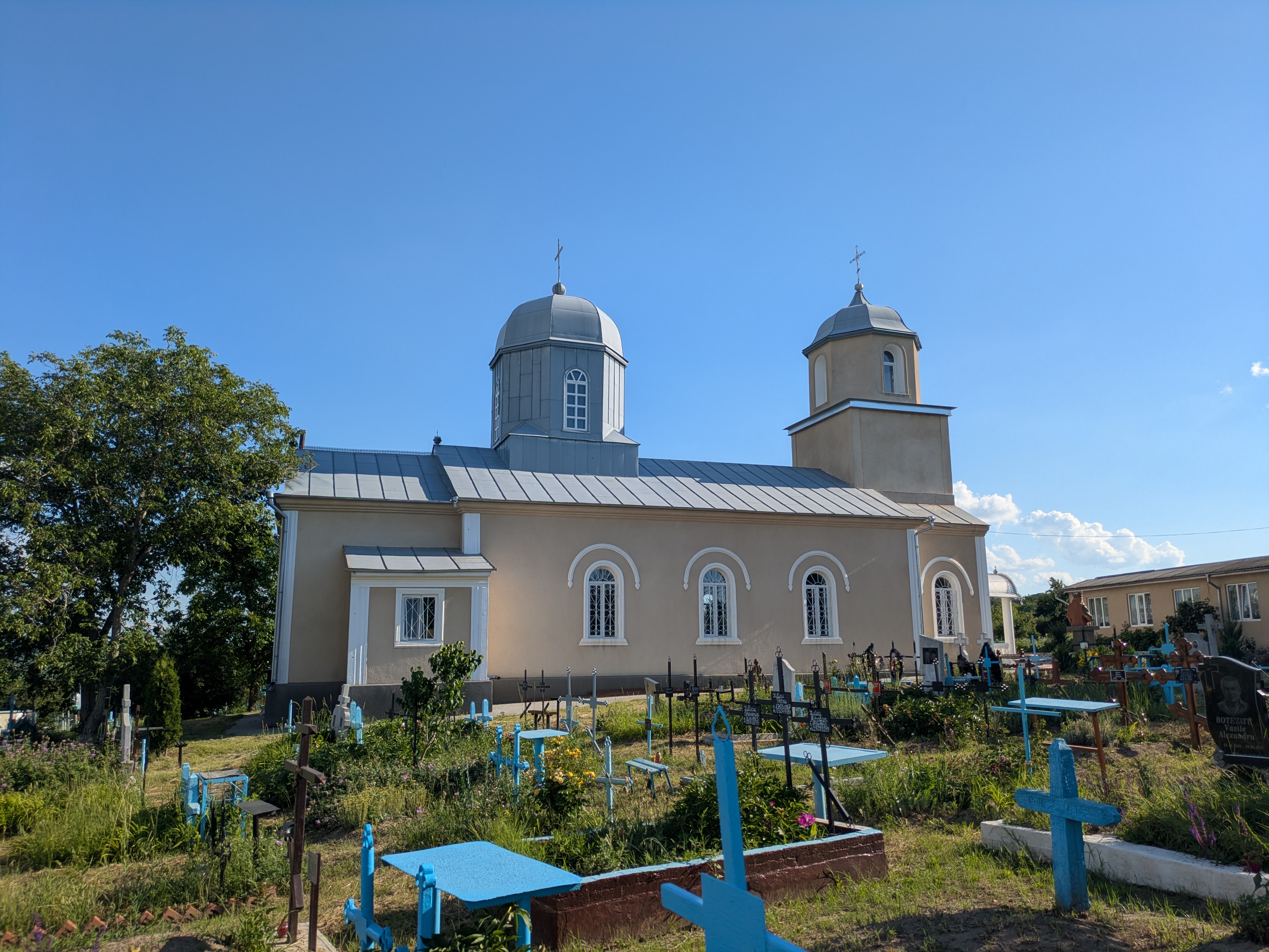 MD, Raionul Hînceşti, Satul Voinescu, Biserica si Cimitirul din Voinescu