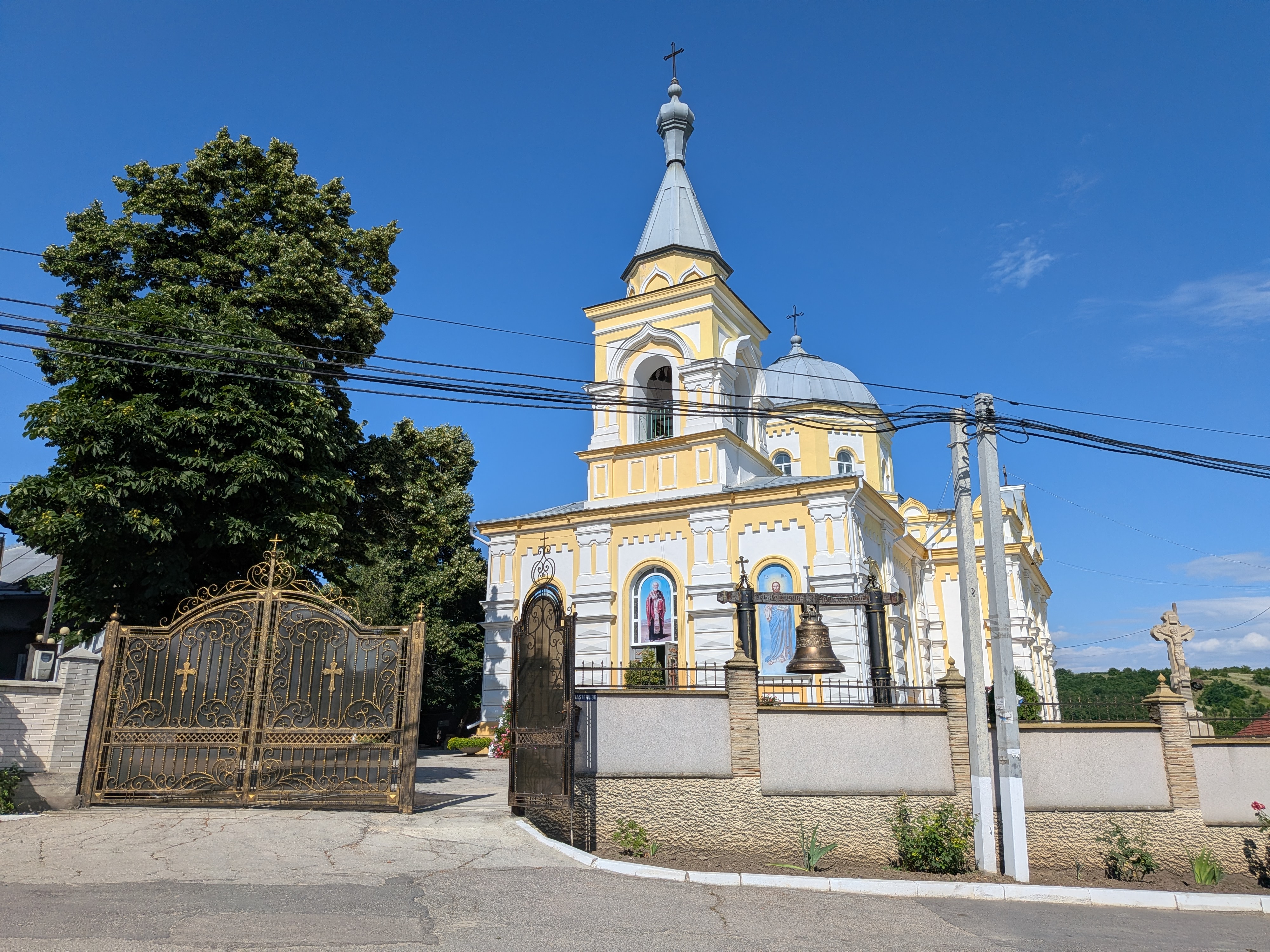 MD, Raionul Hînceşti, Satul Buţeni, Biserica Sf. Ierarh Nicolae, Poarta bisericii