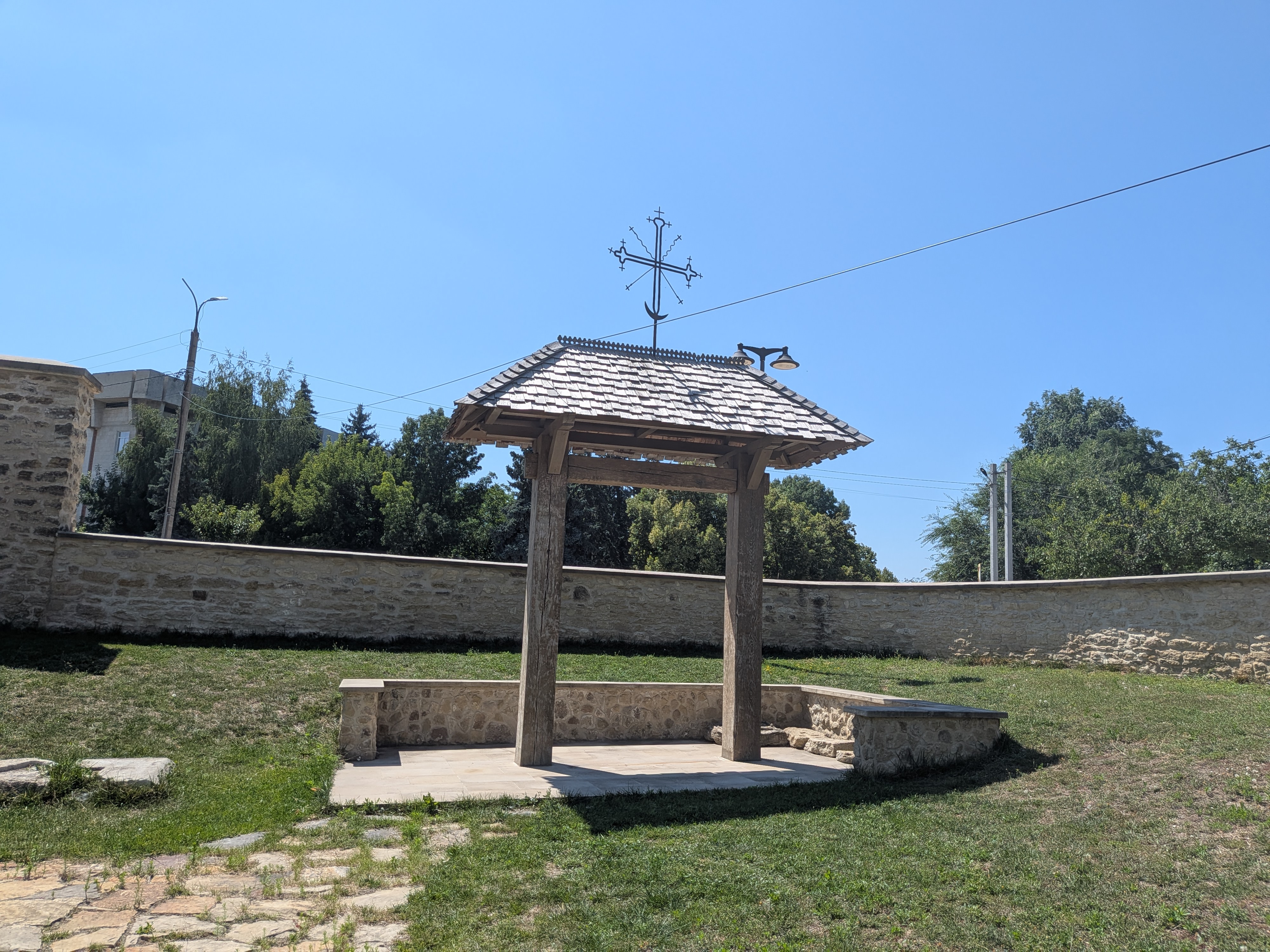 MD, Orasul Causeni,  Bisericii semi îngropata, Scaun