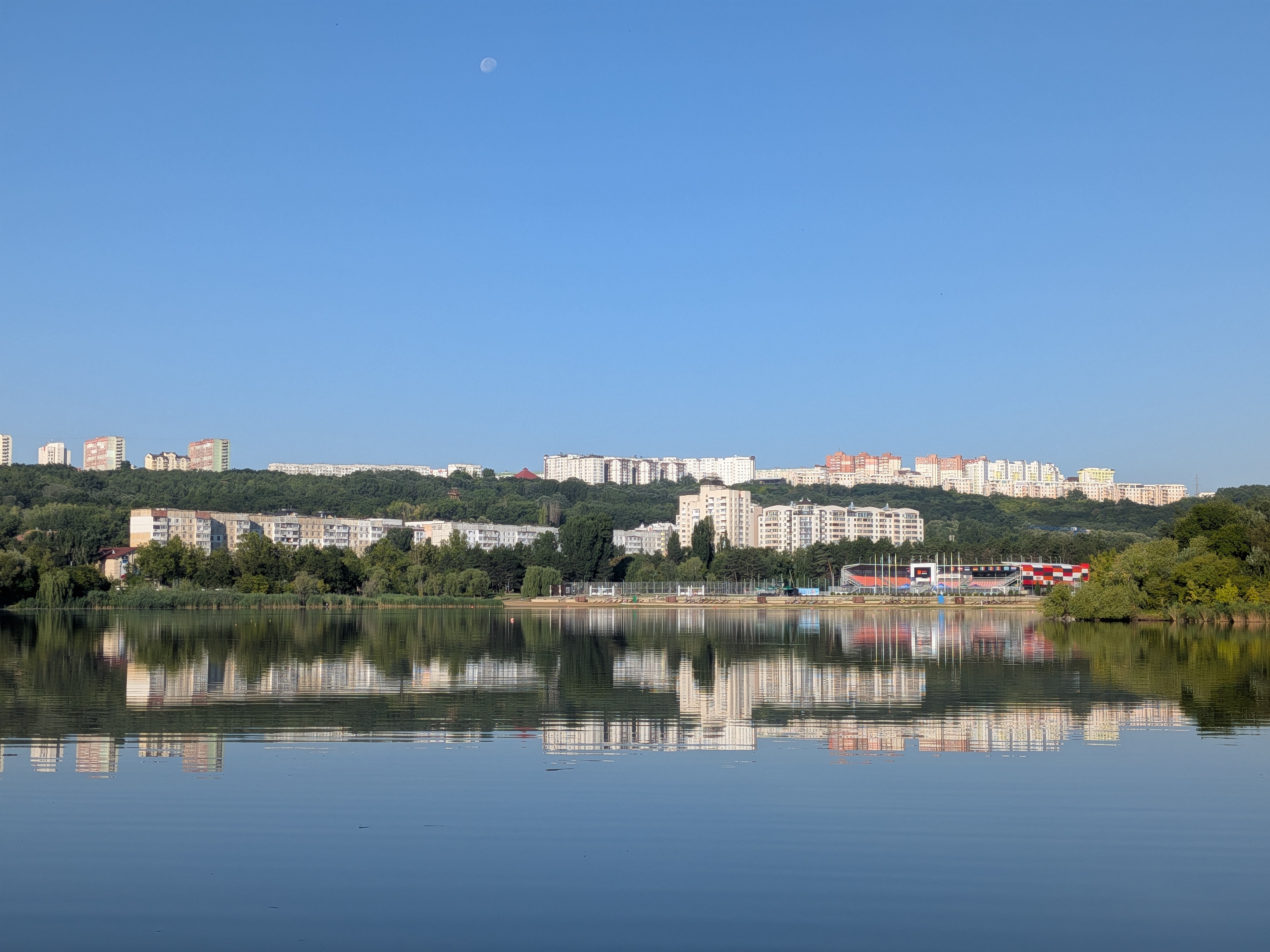 MD, Orasul Chişinău, Vedere de pe la lac spre Complexul Sportiv Sculeanca